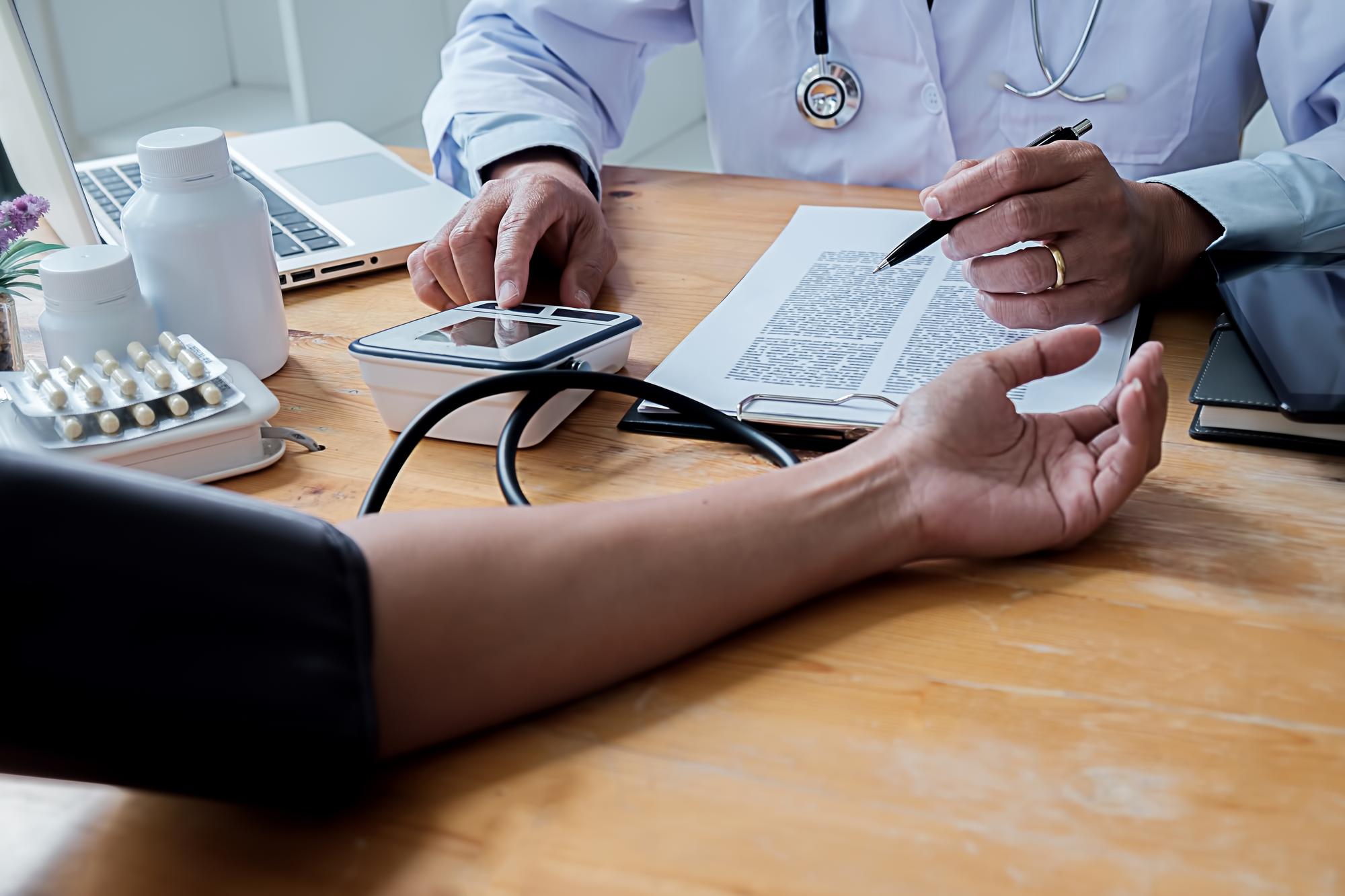 Seção média de um homem trabalhando em uma mesa
