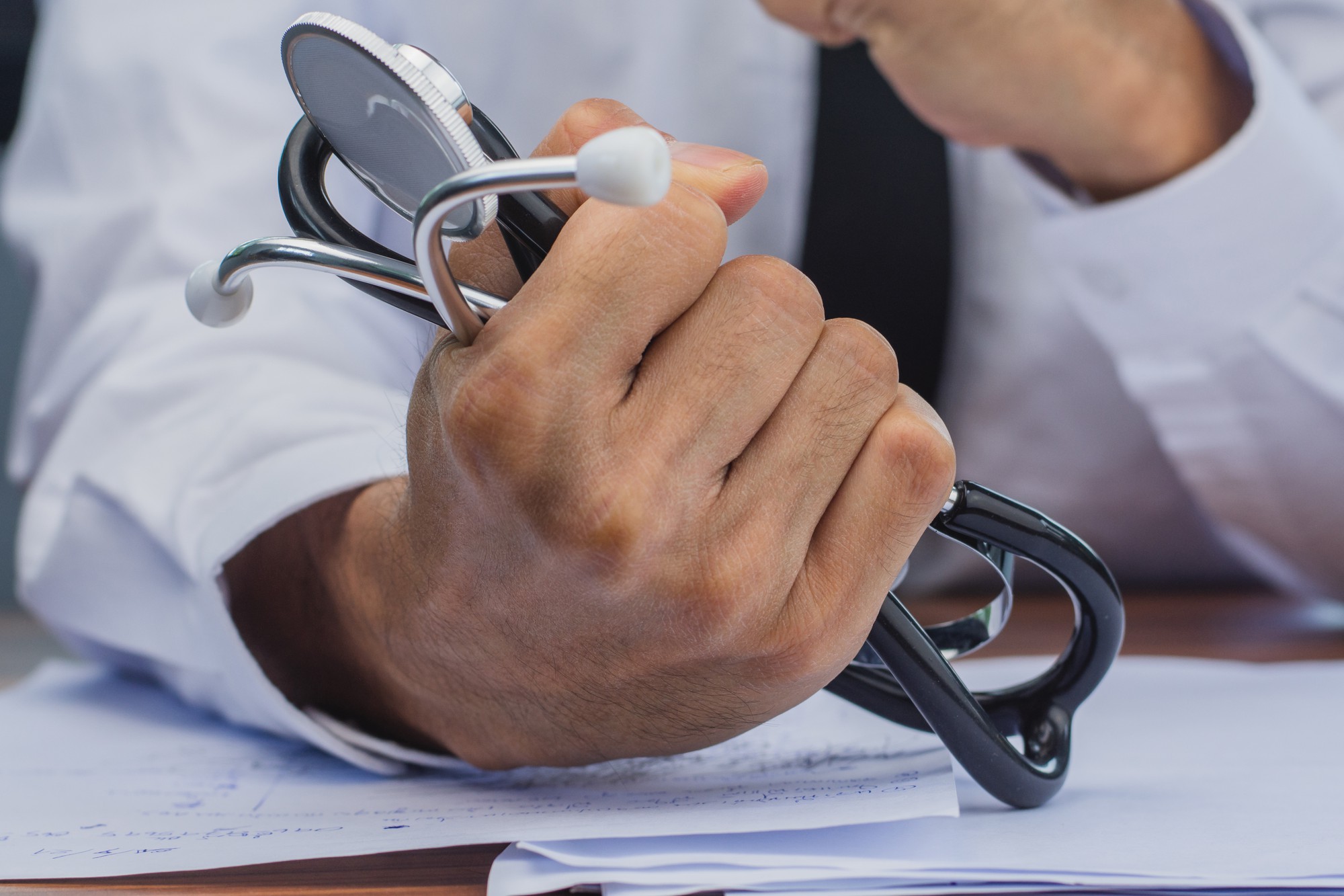 Médico segurando um estetoscópio garante o tratamento de doenças absolutamente seguro