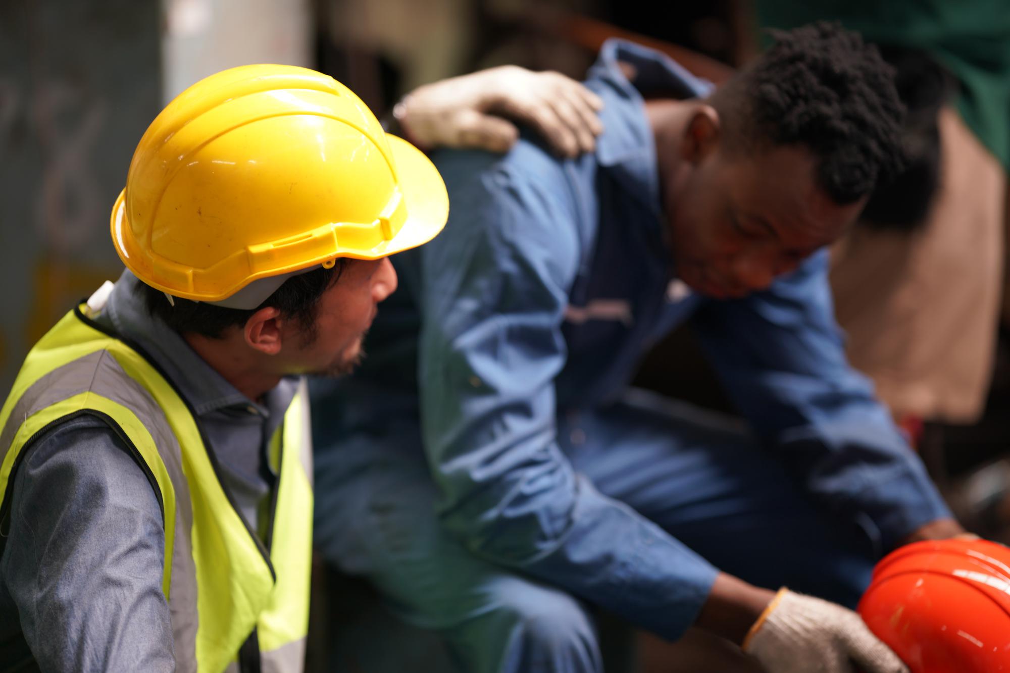 Retrato de engenheiro de indústria pesada profissional/trabalhador vestindo uniforme de segurança, óculos de proteção e capacete. Em segundo plano Grande Fábrica Industrial Desfocada