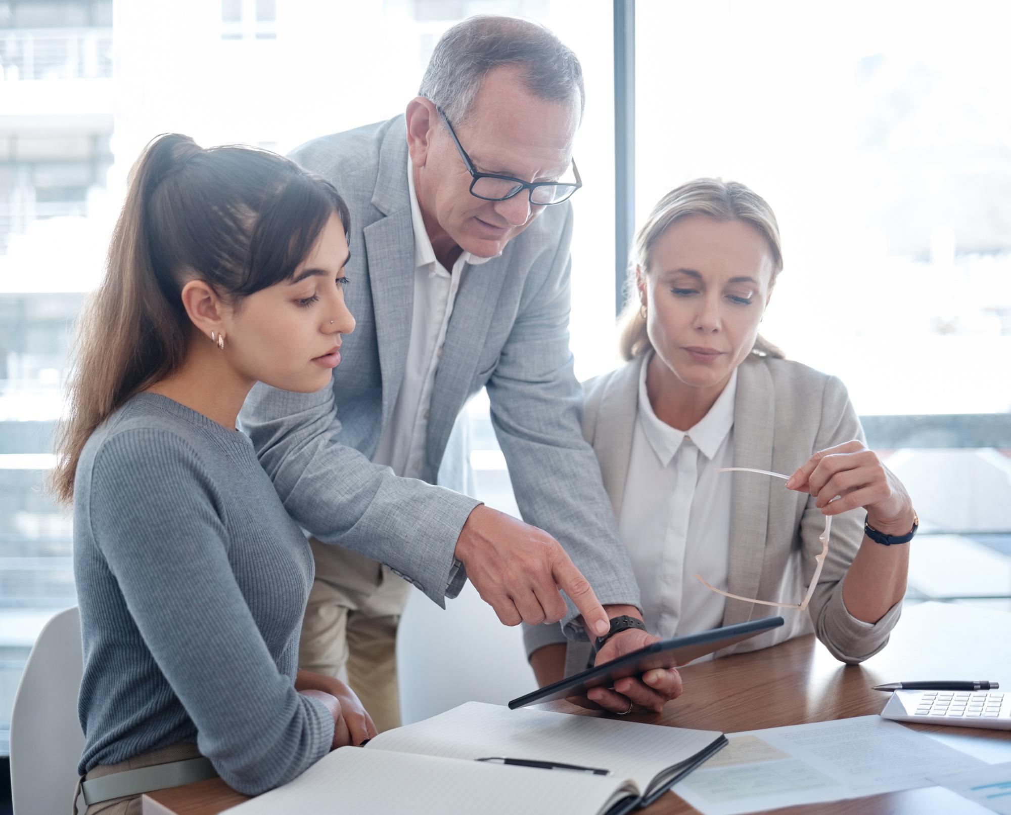 Reunião com funcionários e empresários com planejamento de tablets e revisão de produtividade no escritório Workshop de estratégia e equipe com aplicativo digital para relatório de vendas on-line orçamento e ideias para desenvolvimento