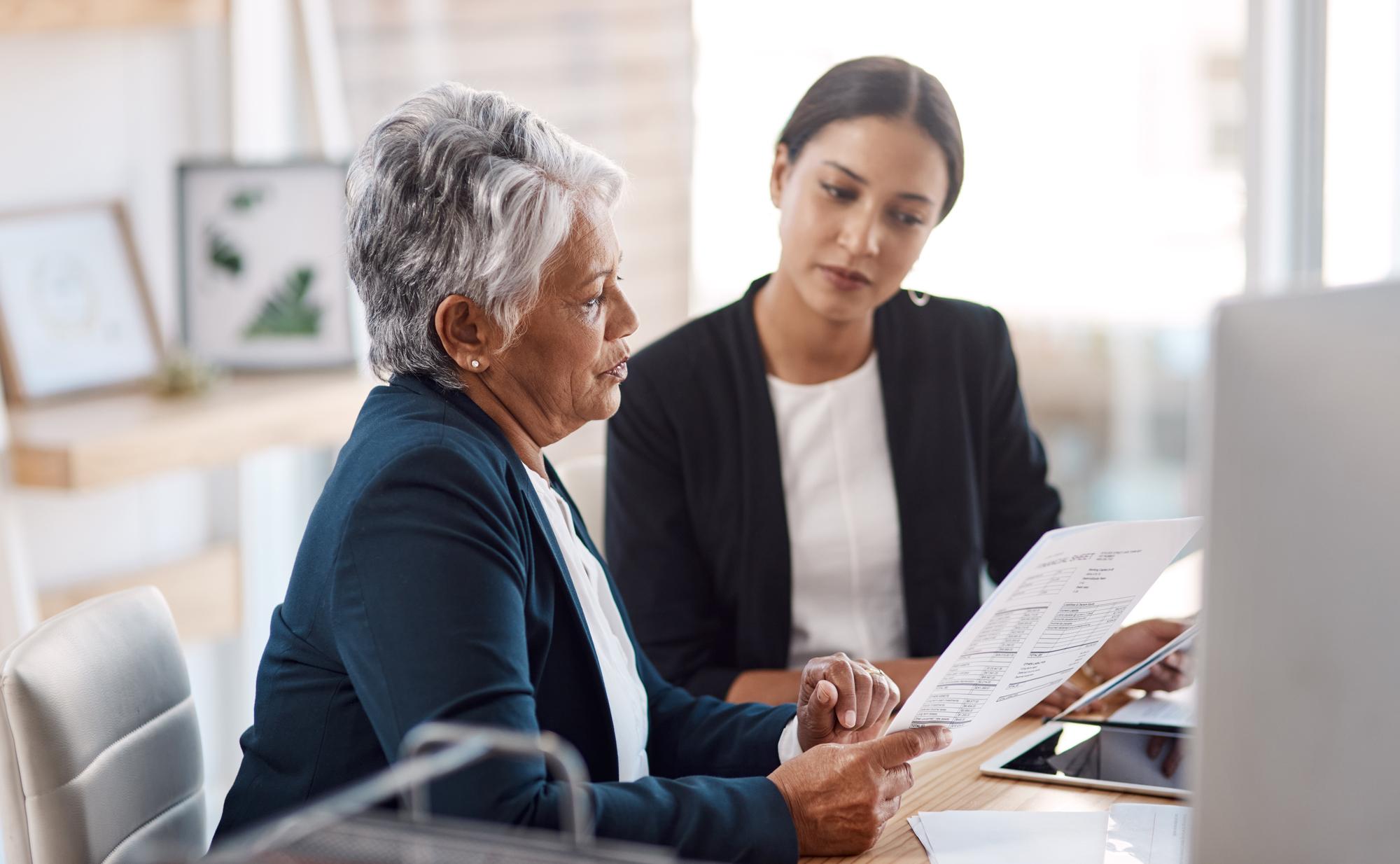 Mentoring ensinando ou mulheres de negócios com documentos falando falando ou planejando projeto no escritório Colaboração em equipe de papelada ou gerente sênior lendo com trabalhador estagiário para treinamento administrativo