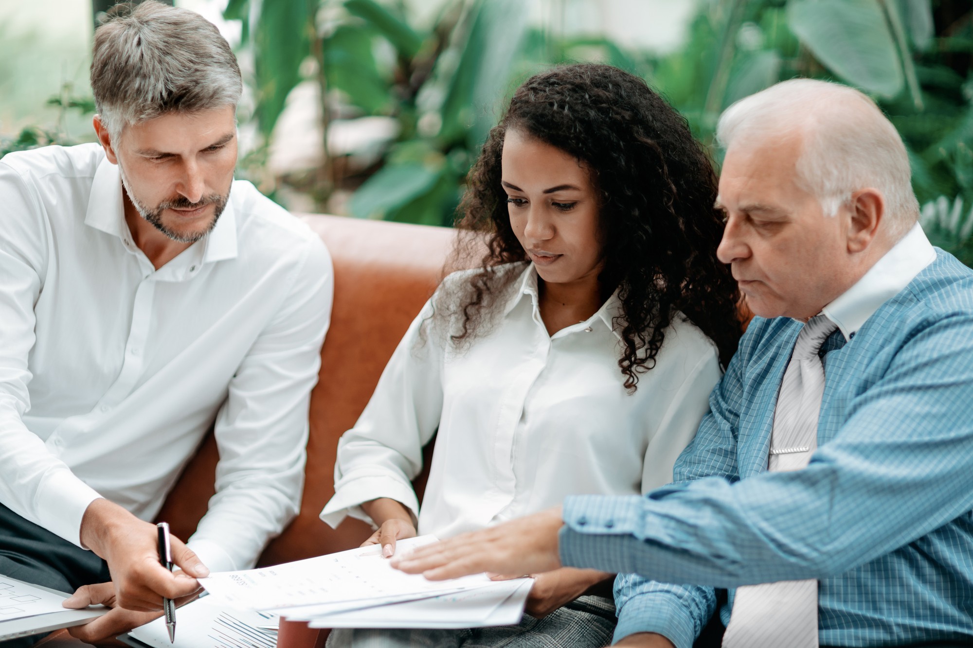 Grupo de empresários discutindo uma oferta comercial lucrativa