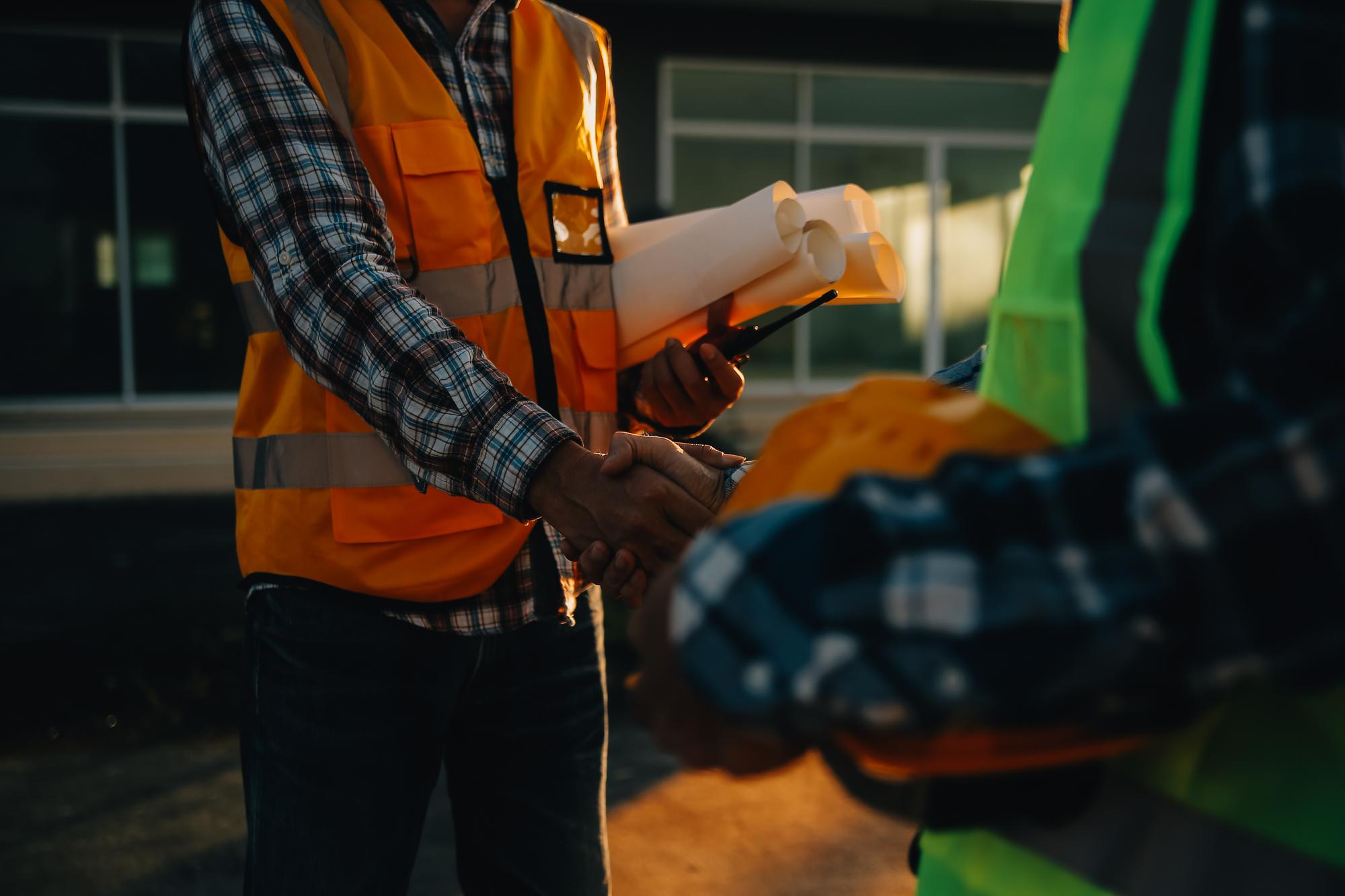 Equipa de construção ou grupo de engenharia e trabalhador Trabalho em equipe e determinação para ter sucesso Capacete de segurança para evitar acidentes durante o trabalho Transportes e contêineres Equipe de conceito Restart e novo normal