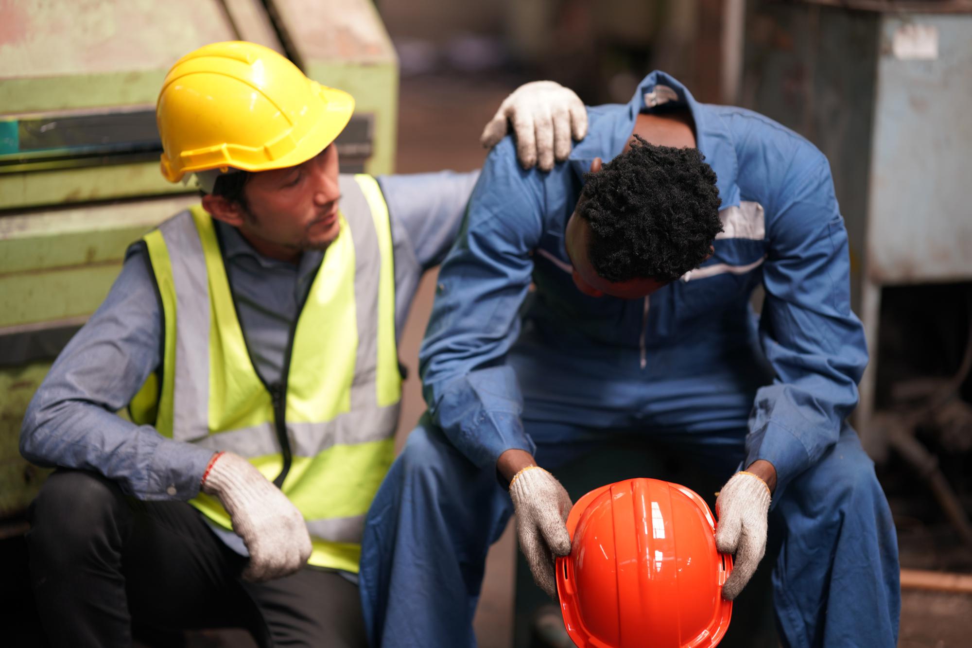 Retrato de engenheiro de indústria pesada profissional/trabalhador vestindo uniforme de segurança, óculos de proteção e capacete. Em segundo plano Grande Fábrica Industrial Desfocada