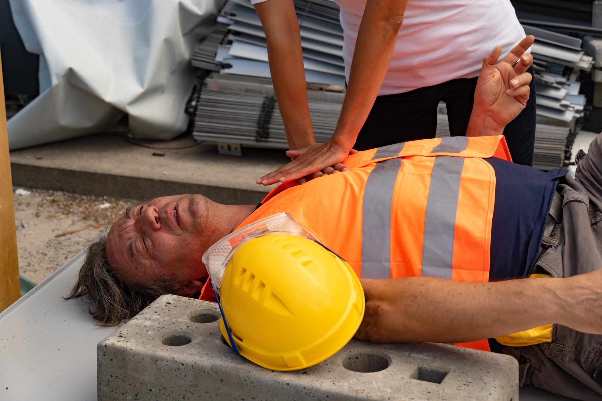 Secção do meio de um homem dando CPR a um trabalhador