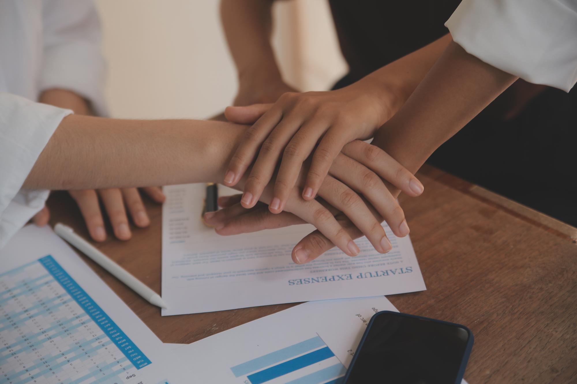 Líderes de organizações empresariais dão as mãos depois que a reunião está completa Ideias de reunião de parceiros de negócios