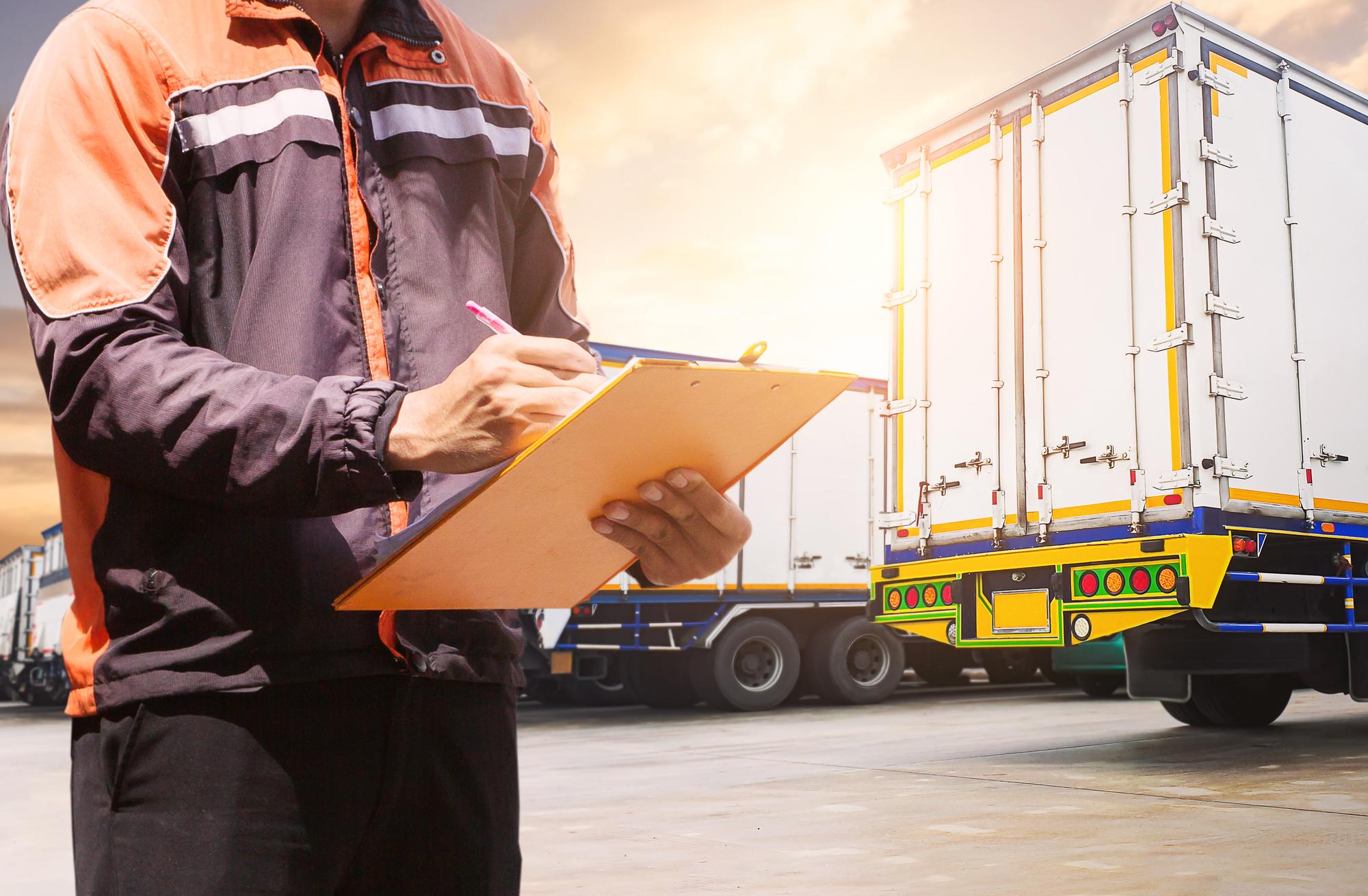 Trabalhadores da Holding Clipboard inspecionam caminhões de contêineres Navegação de carga Container Logística Distribuição