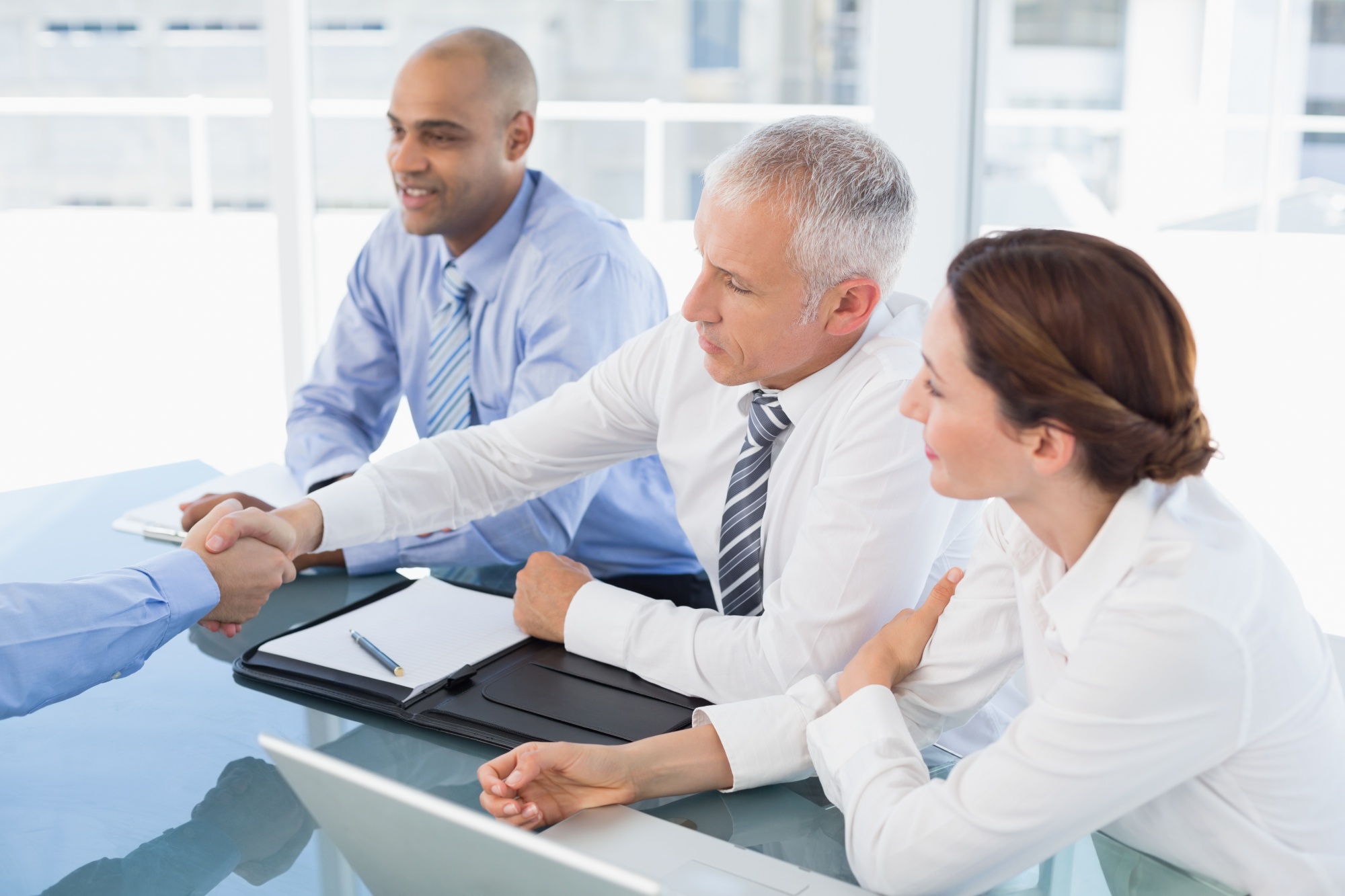 Empresário apertando mão durante a entrevista de trabalho
