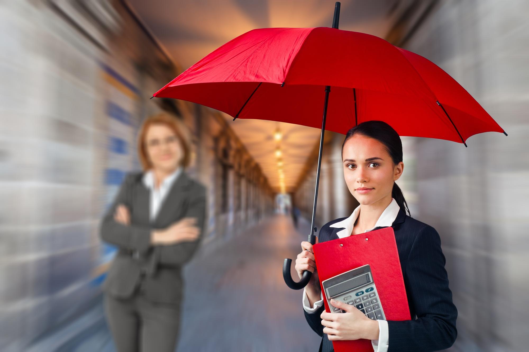 Mulher de negócios com guarda-chuva vermelho