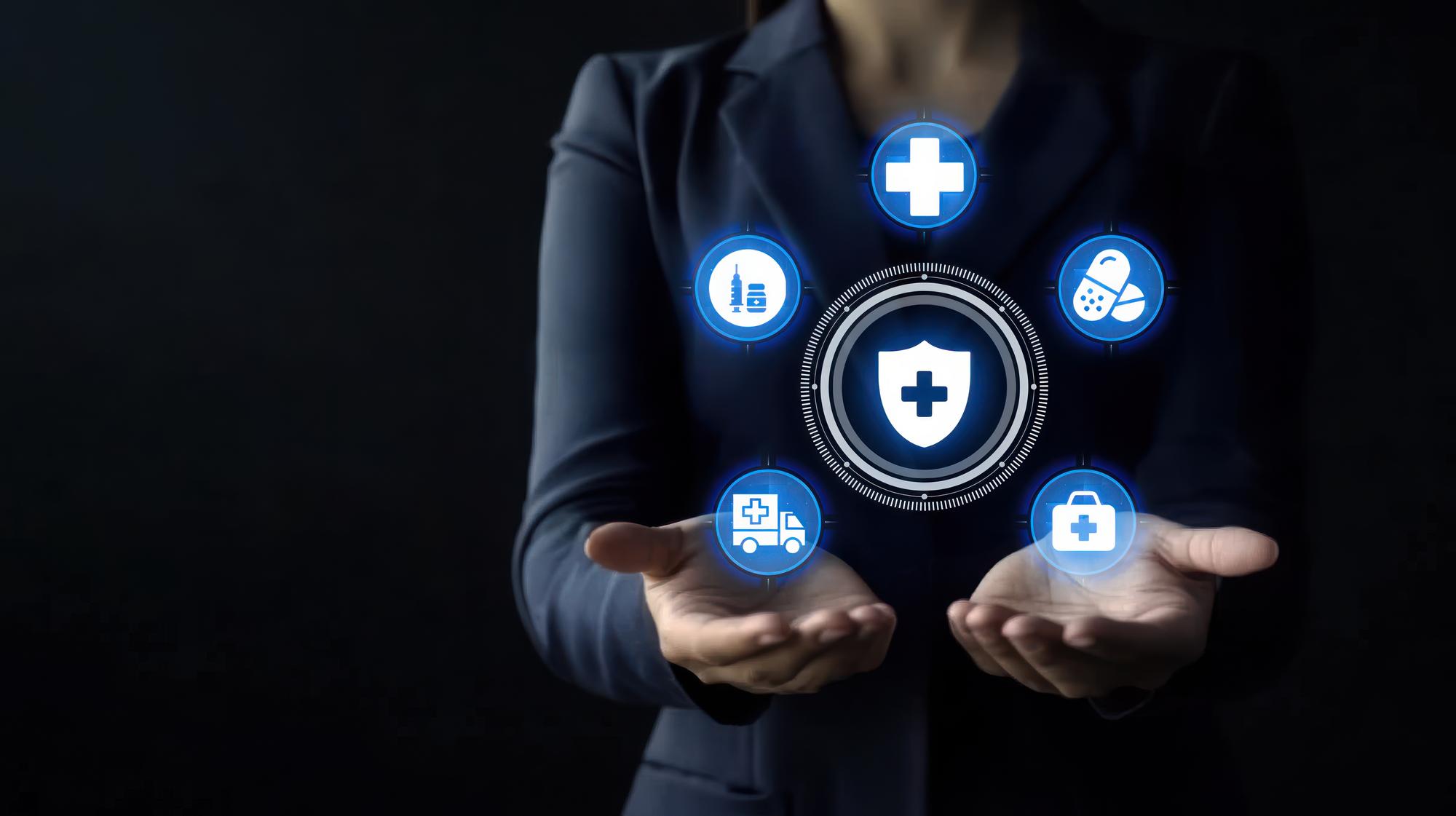 Mulher de negócios segura ícones de casa e carro de saúde com símbolo de cruz médica nas mãos em fundo escuro rede de saúde digital e primeiro tema de seguro de saúde