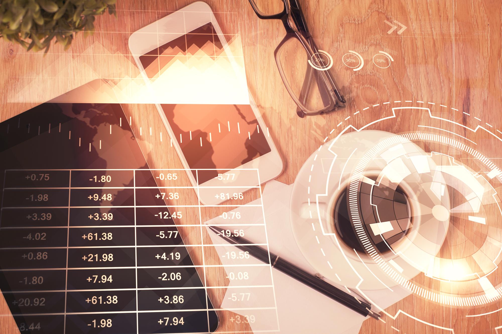 Dupla exposição do holograma do gráfico forex sobre a área de trabalho com telefone Vista superior Conceito de plataforma de comércio móvel