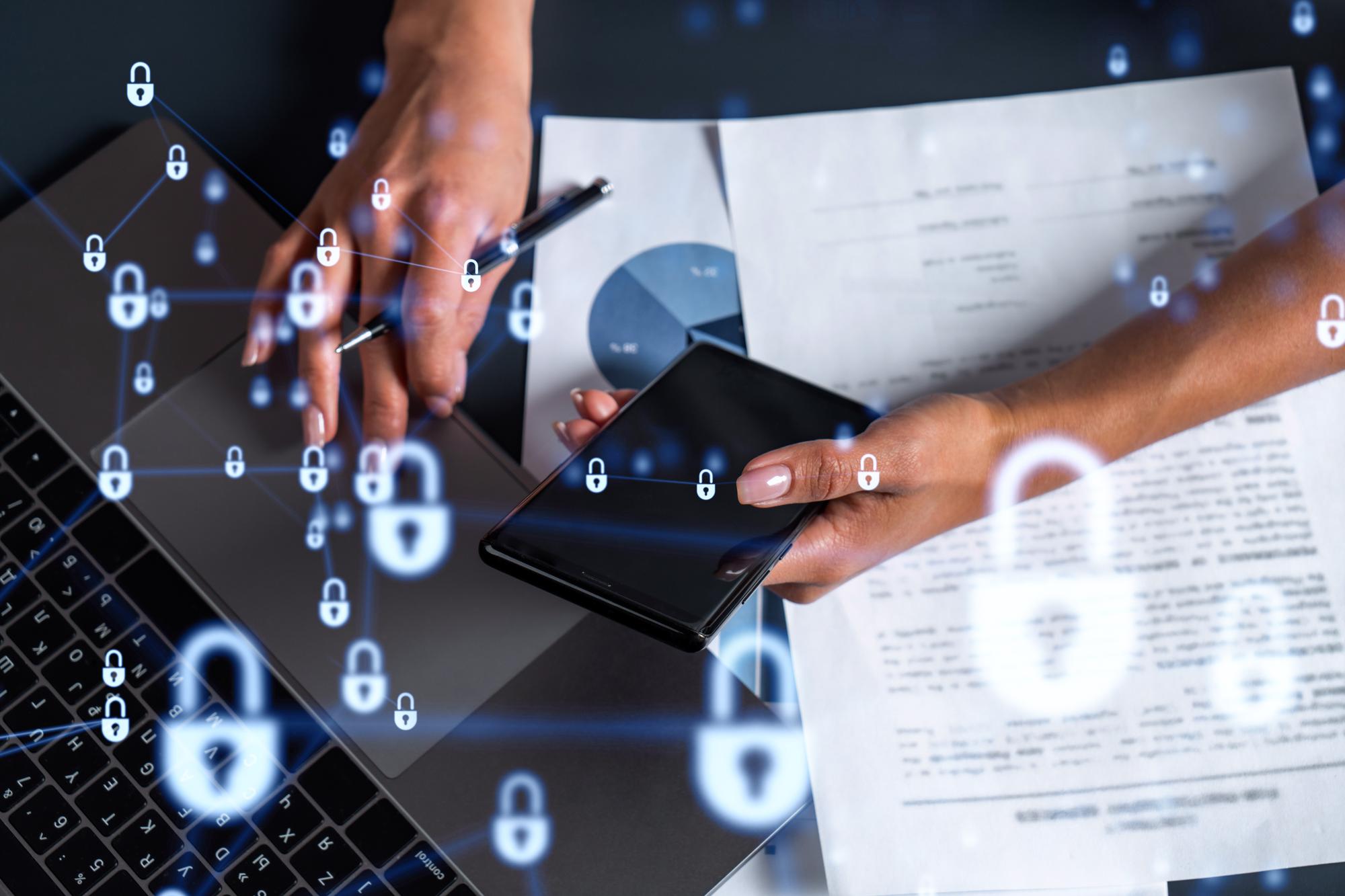 Uma programadora está digitando um código no computador para proteger uma segurança cibernética contra ataques de hackers e salvar dados confidenciais de clientes Cadeado ícones de holograma sobre as mãos de digitação Roupa casual