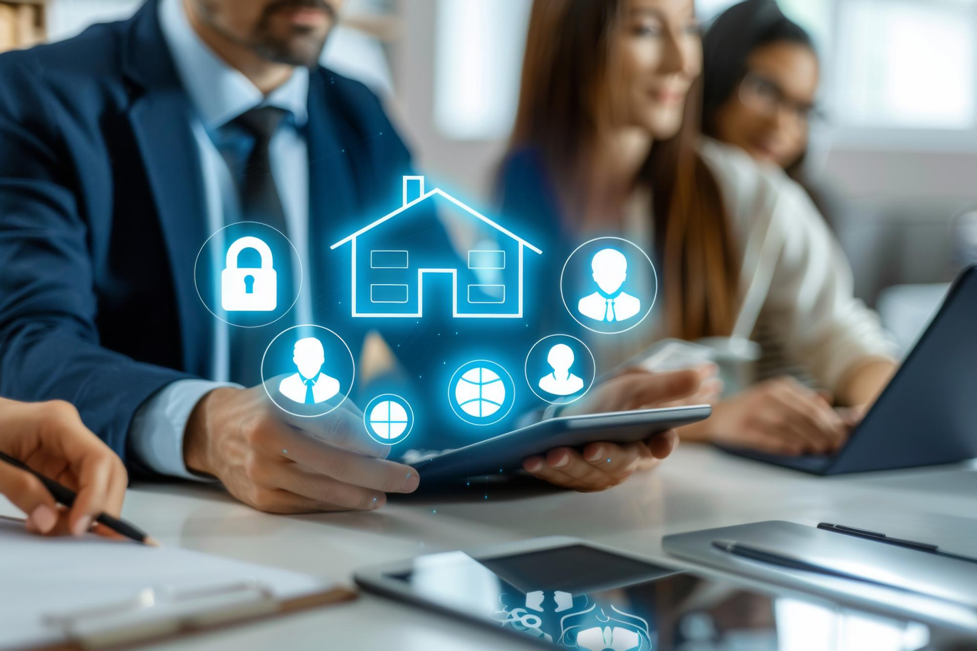 Agente de seguros usando um tablet para apresentar soluções de segurança em casa