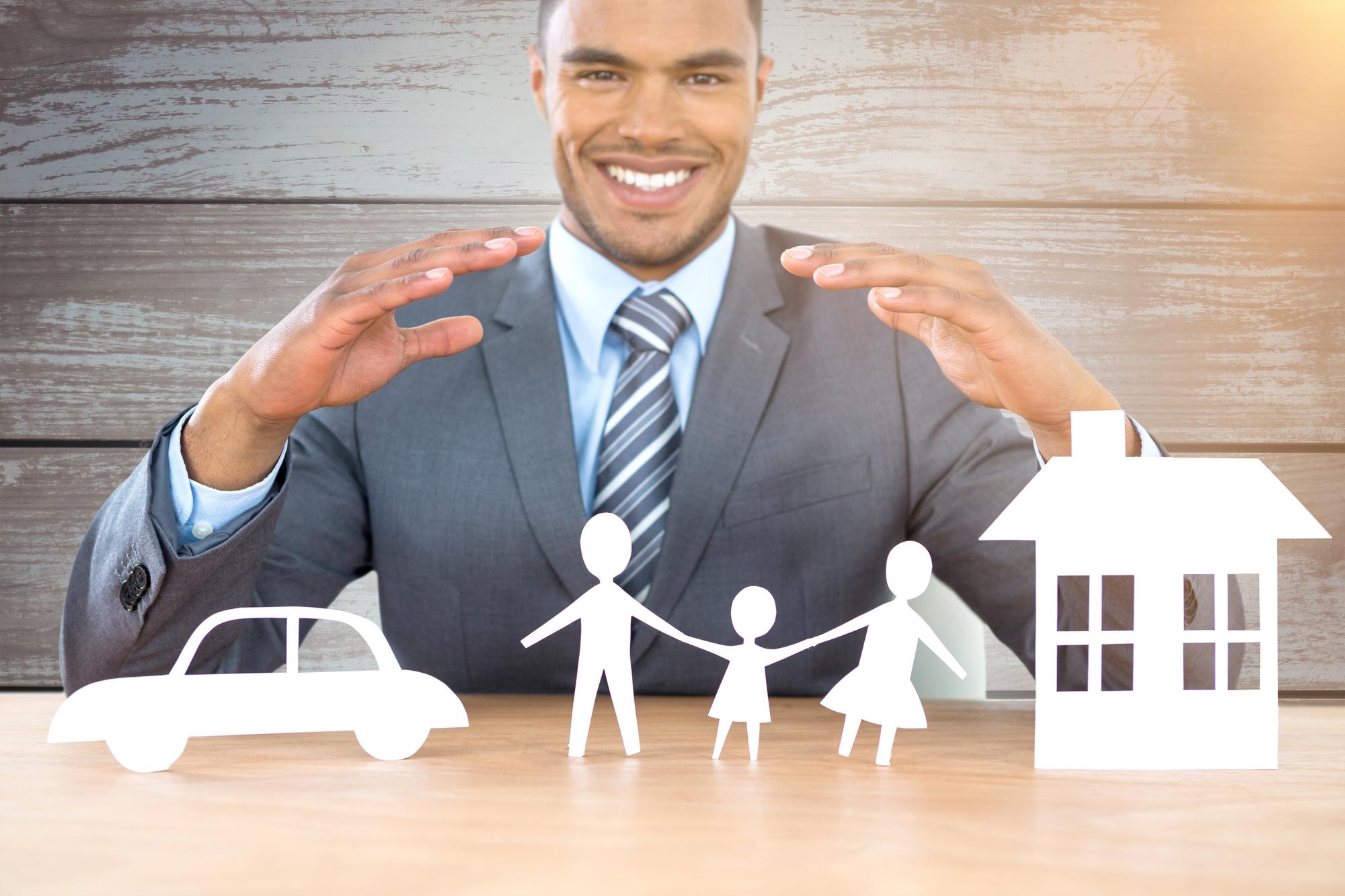 Imagem composta de empresário sorrindo atrás de ilustração de carro, família e casa