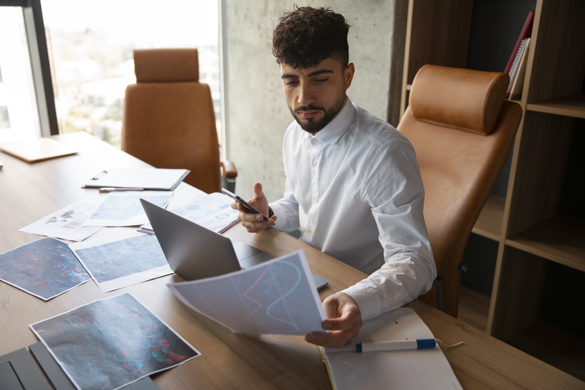 Empresário em escritório moderno analisando relatórios de gestão de risco e saúde corporativa com cores azul e lilás