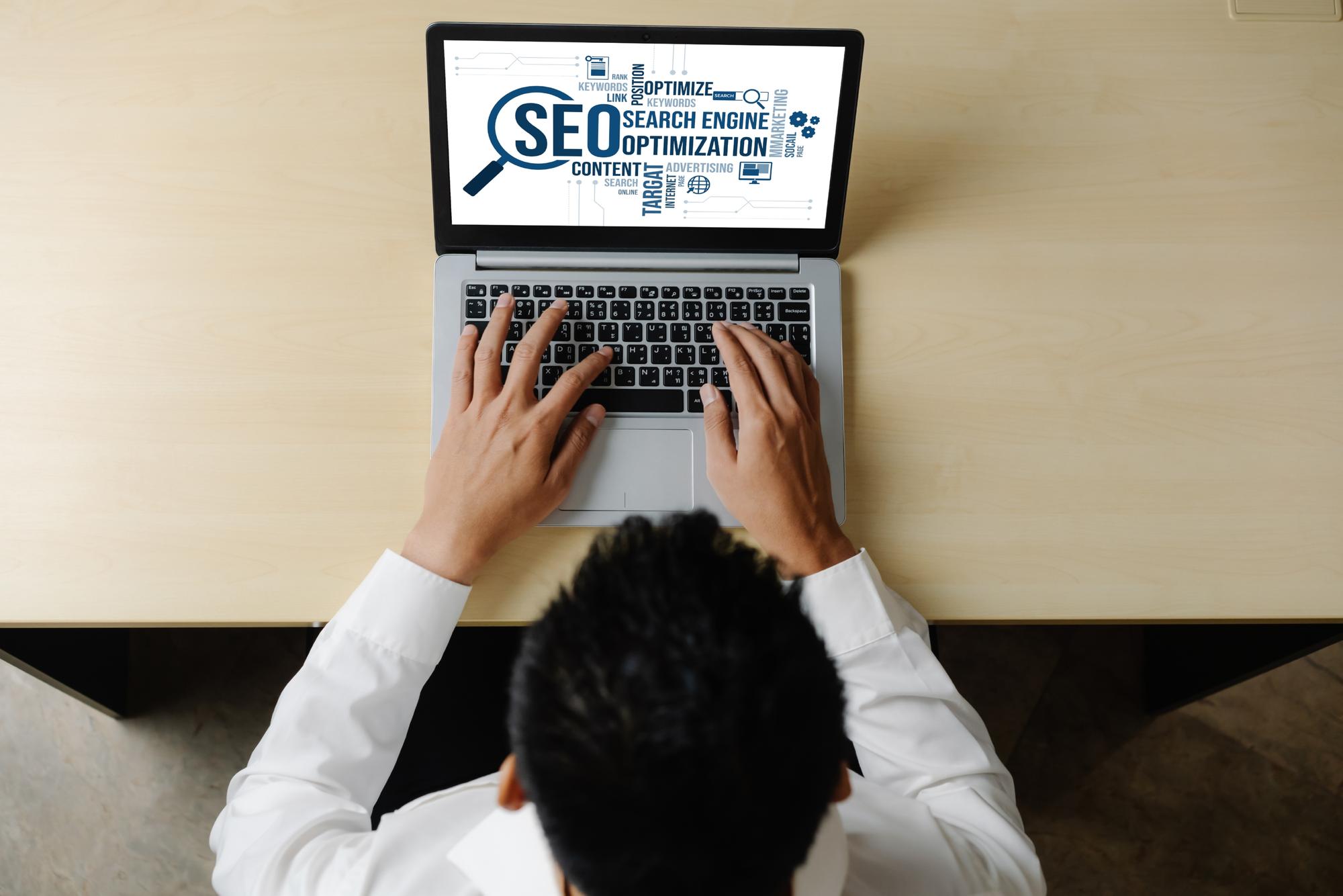 Otimização de motores de busca SEO para comércio eletrônico moderno e negócios de varejo on-line exibidos na tela do computador