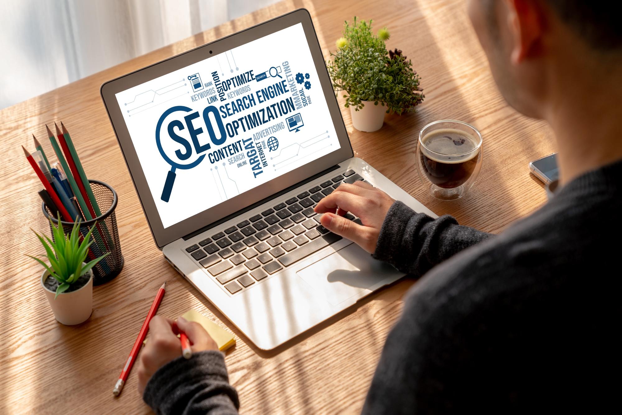 Otimização de motores de busca SEO para comércio eletrônico moderno e negócios de varejo on-line exibidos na tela do computador