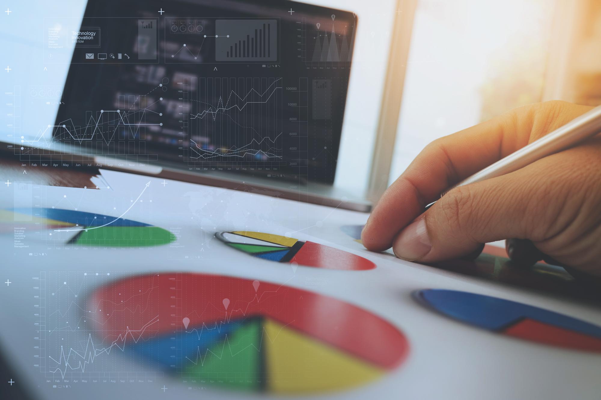 Equipe de marketing analisando indicadores de performance em uma tela de computador com elementos de design estratégico