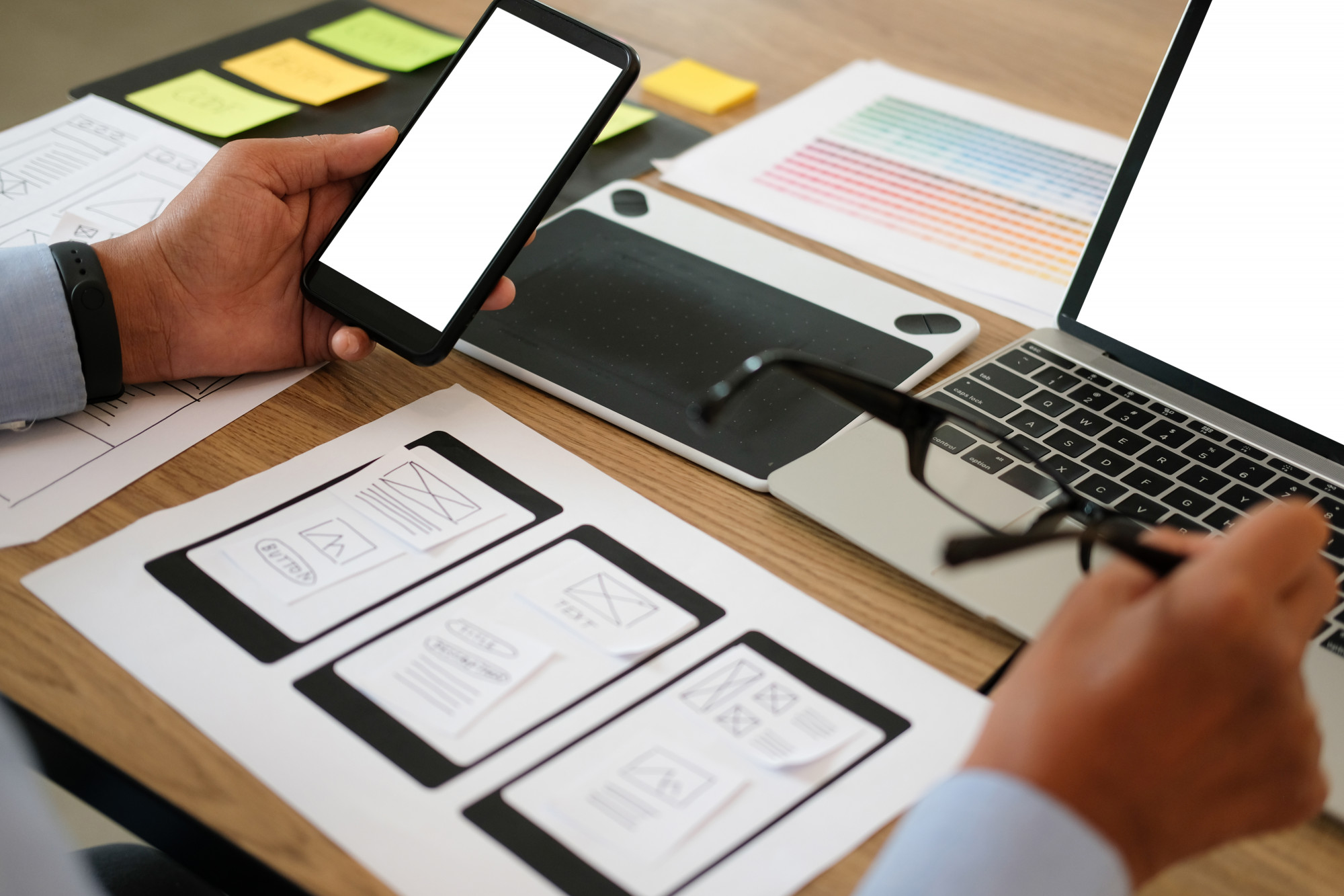 Mockup de um site corporativo moderno exibido em diferentes dispositivos com design clean e elementos de tecnologia visual