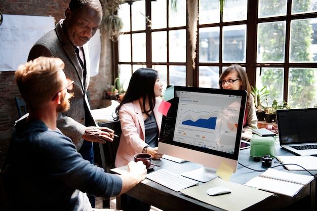 Conceito de ideias de trabalho em equipe de conferência de colegas de negócios