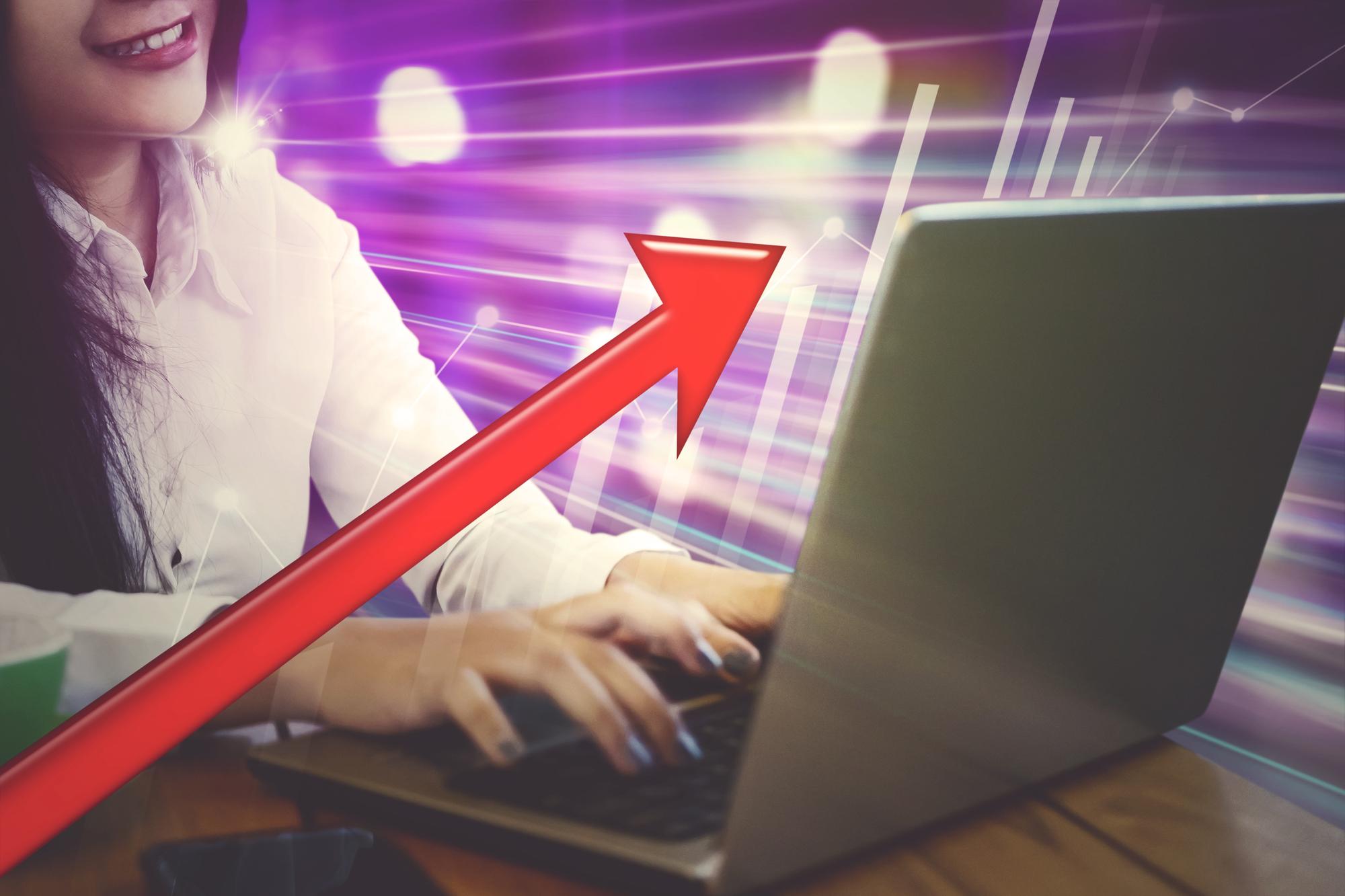 Empresária usando laptop com fundo gráfico
