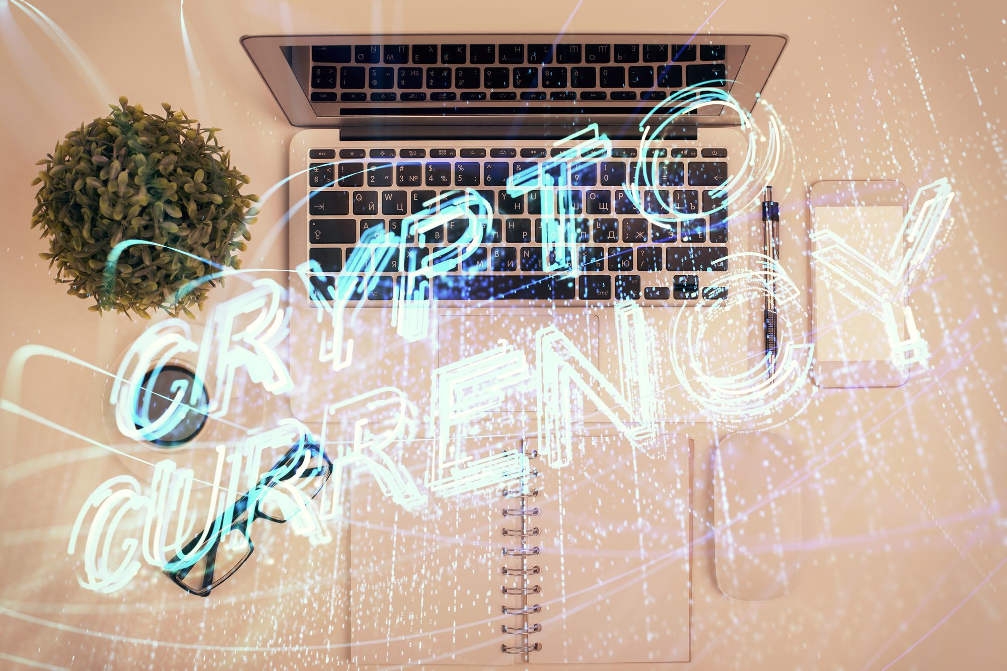Lupa sobre códigos de programação integrados a ícones de marketing e vendas, simbolizando a união entre tecnologia e estratégia
