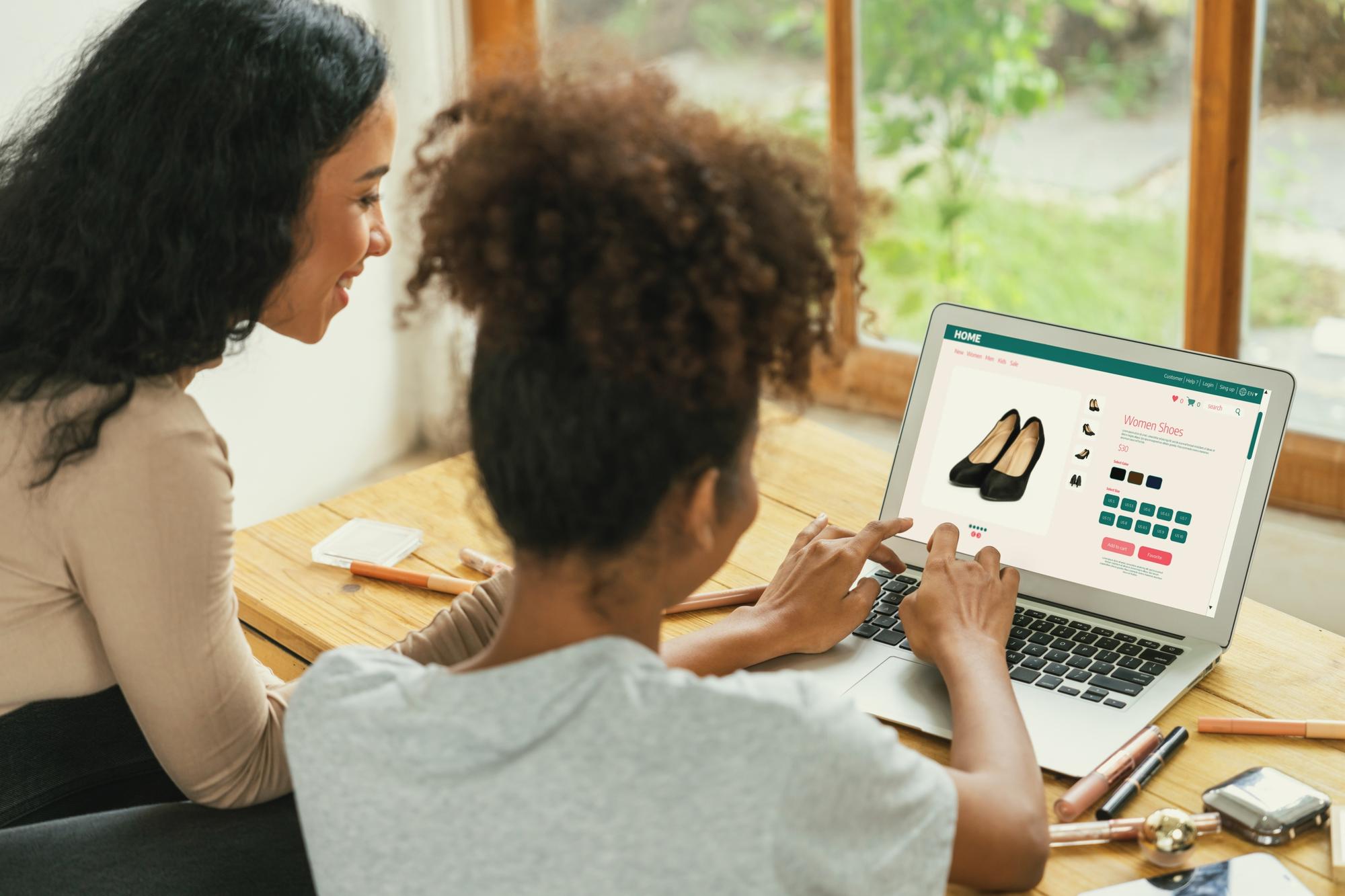 Mulher fazendo compras on-line no mercado da Internet, procurando itens à venda para o estilo de vida moderno e usando cartão de crédito para pagamento on-line a partir de uma carteira protegida por um software crucial de segurança cibernética