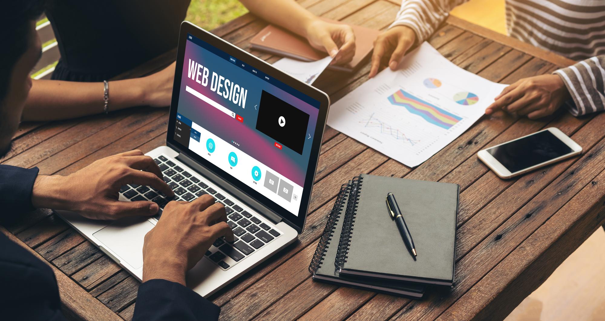 Software de design de sites fornece modelos modernos para negócios de varejo on-line