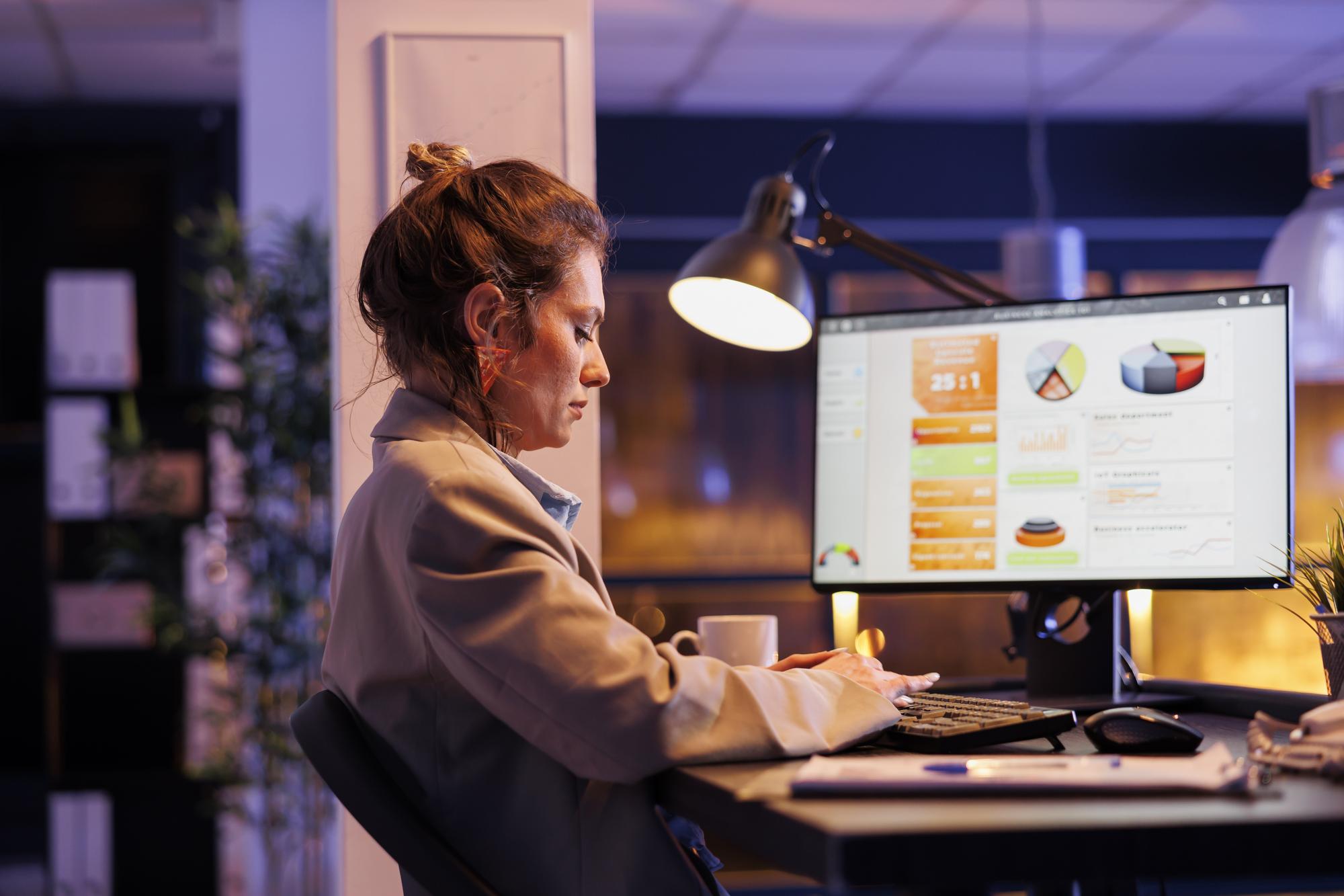 Gerente executivo analisando estatísticas de marketing, digitando estratégia de investimento no computador. Empresária debatendo ideias de negócios para aumentar o lucro da empresa, trabalhando horas extras no escritório de inicialização