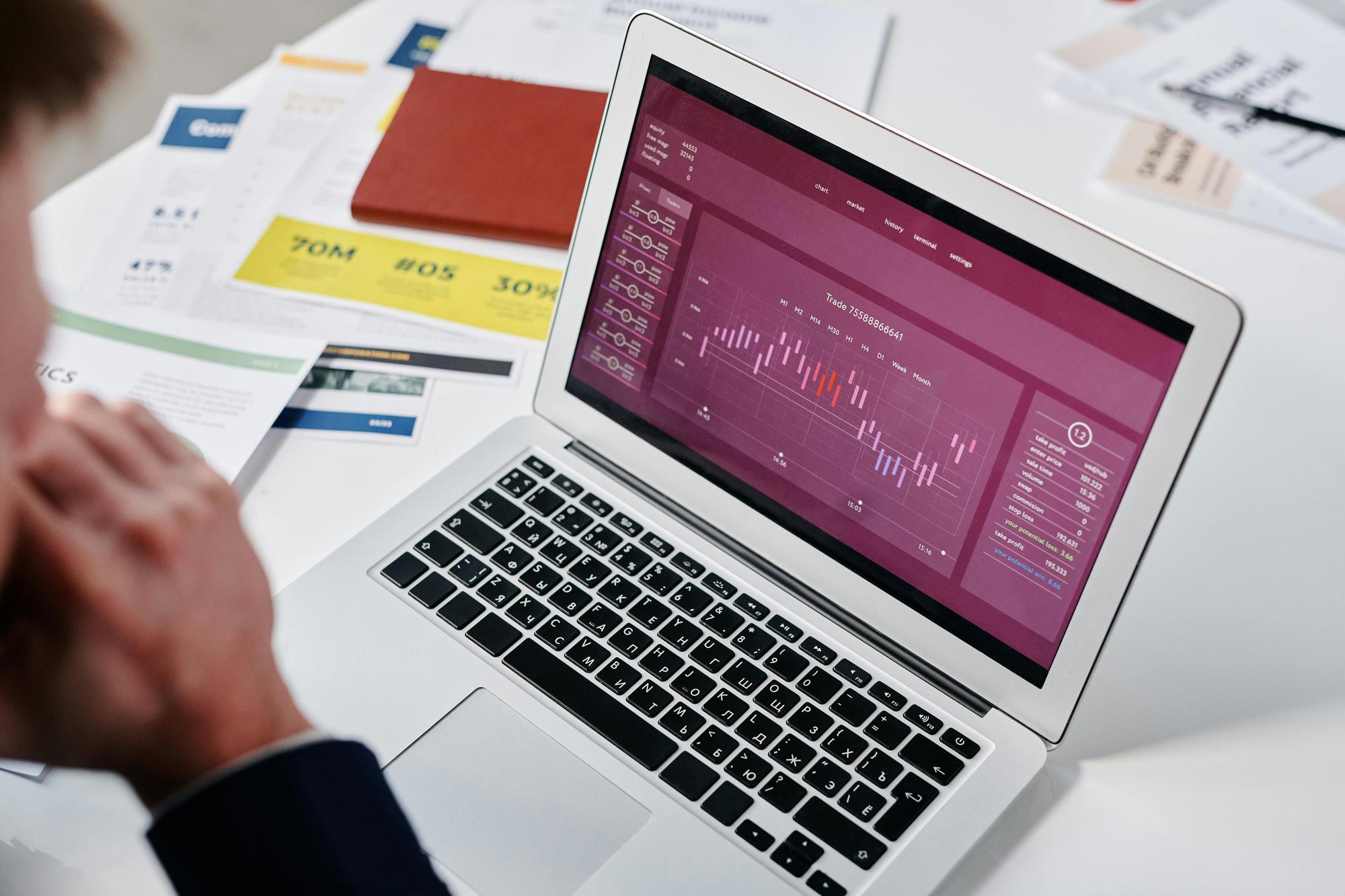Diferença técnica entre código limpo e código poluído visualizada em uma tela de computador com iluminação em tons de violeta e cinza