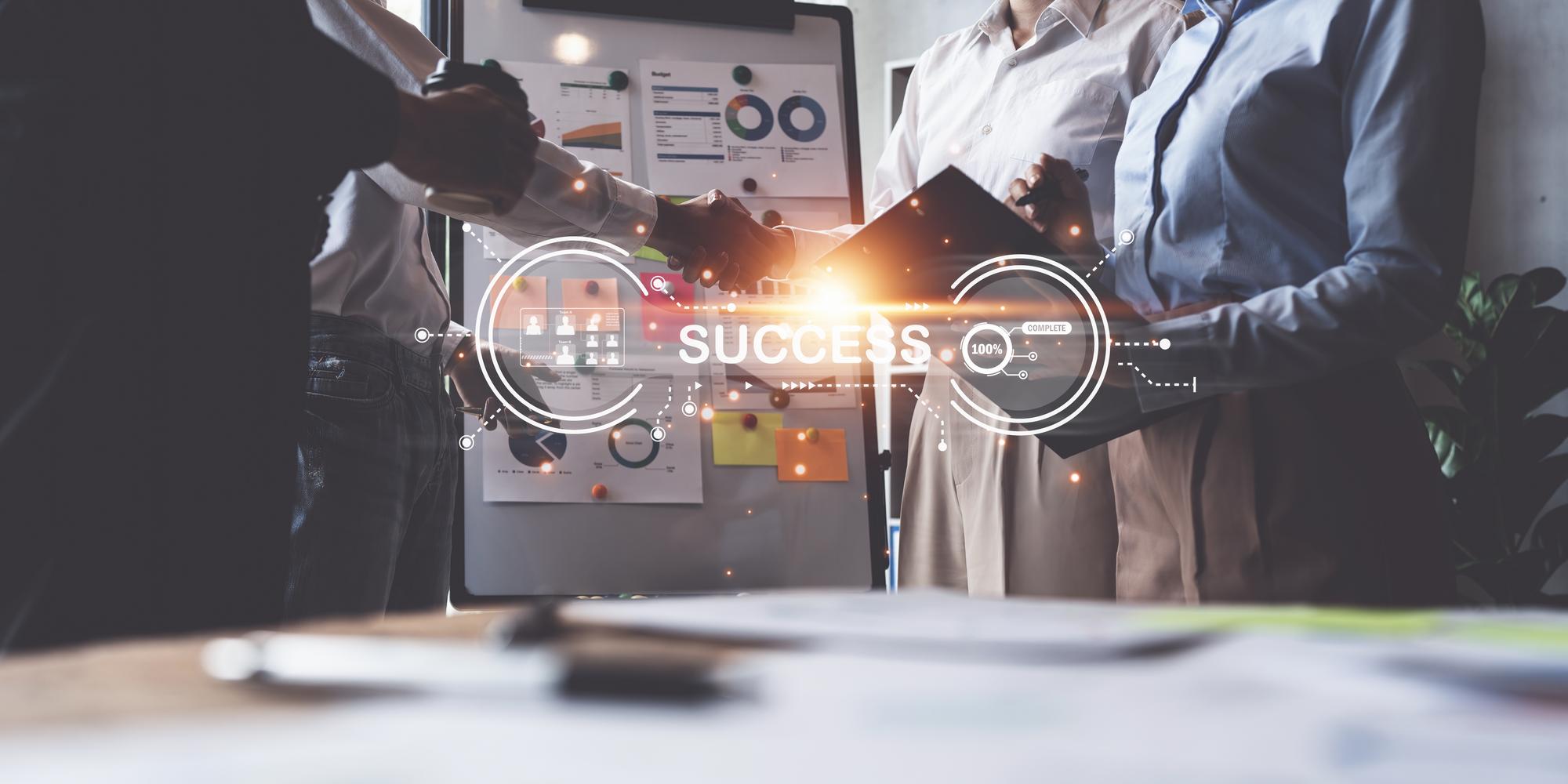 A equipe de negócios do fundo fez um empresário de investimento bem-sucedido apertando a mão Conceito de triunfo de conquista