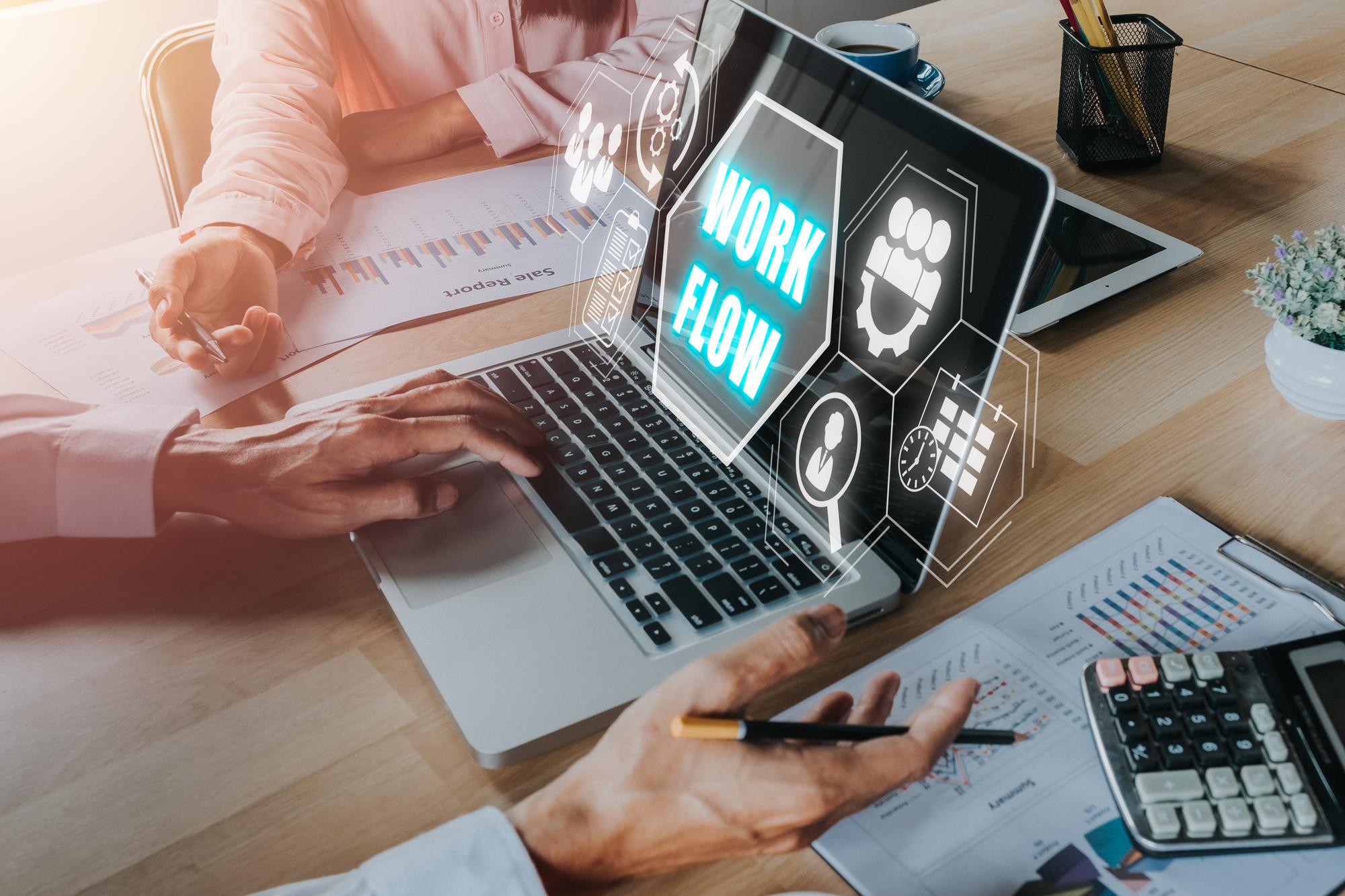 Conceito de negócio de fluxo de trabalho Equipe de negócios analisando gráficos e gráficos de renda no laptop com ícone de fluxo de workflow na tela virtual