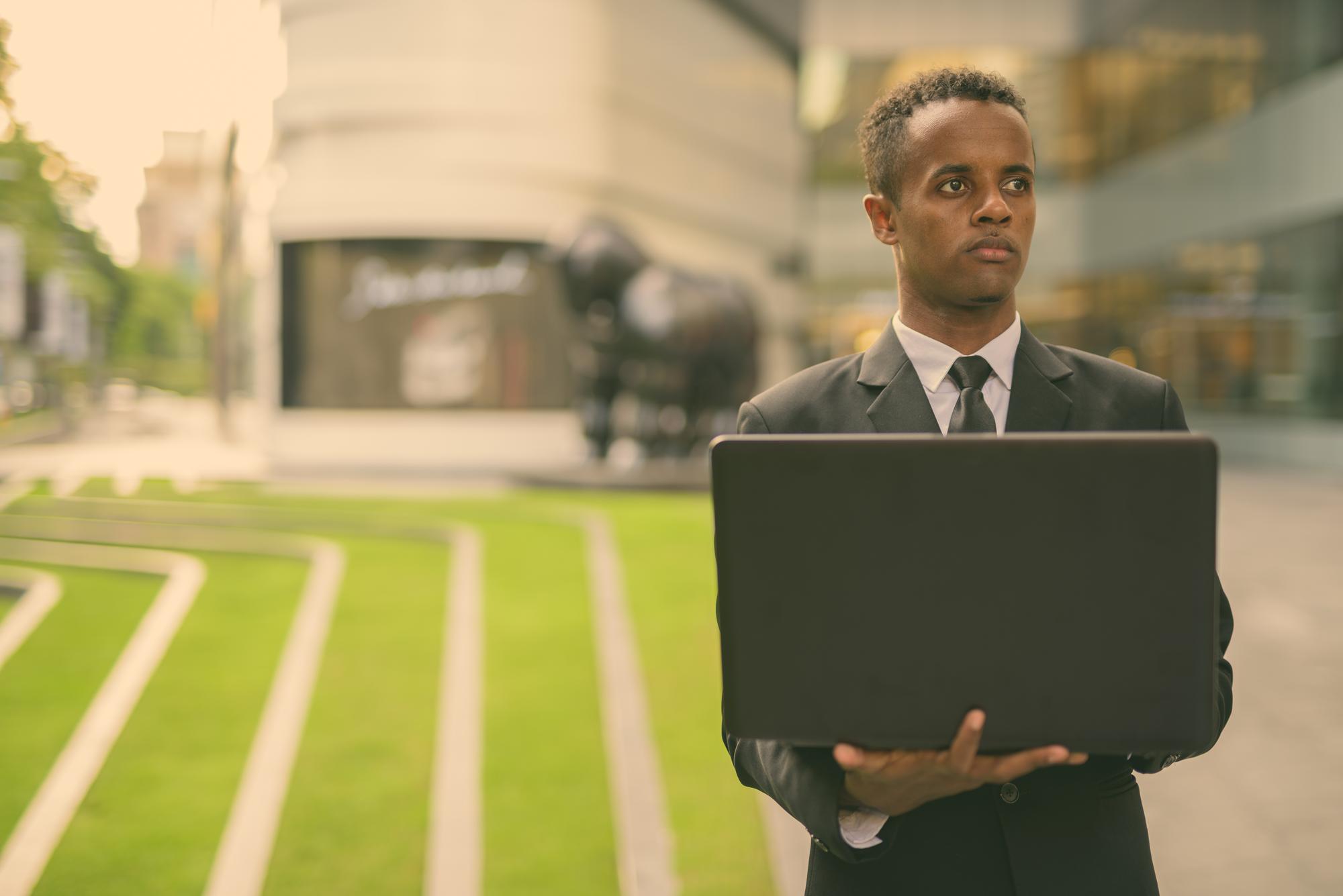 Empresário analisando métricas de autoridade de sua marca em um tablet moderno com interface de design limpa