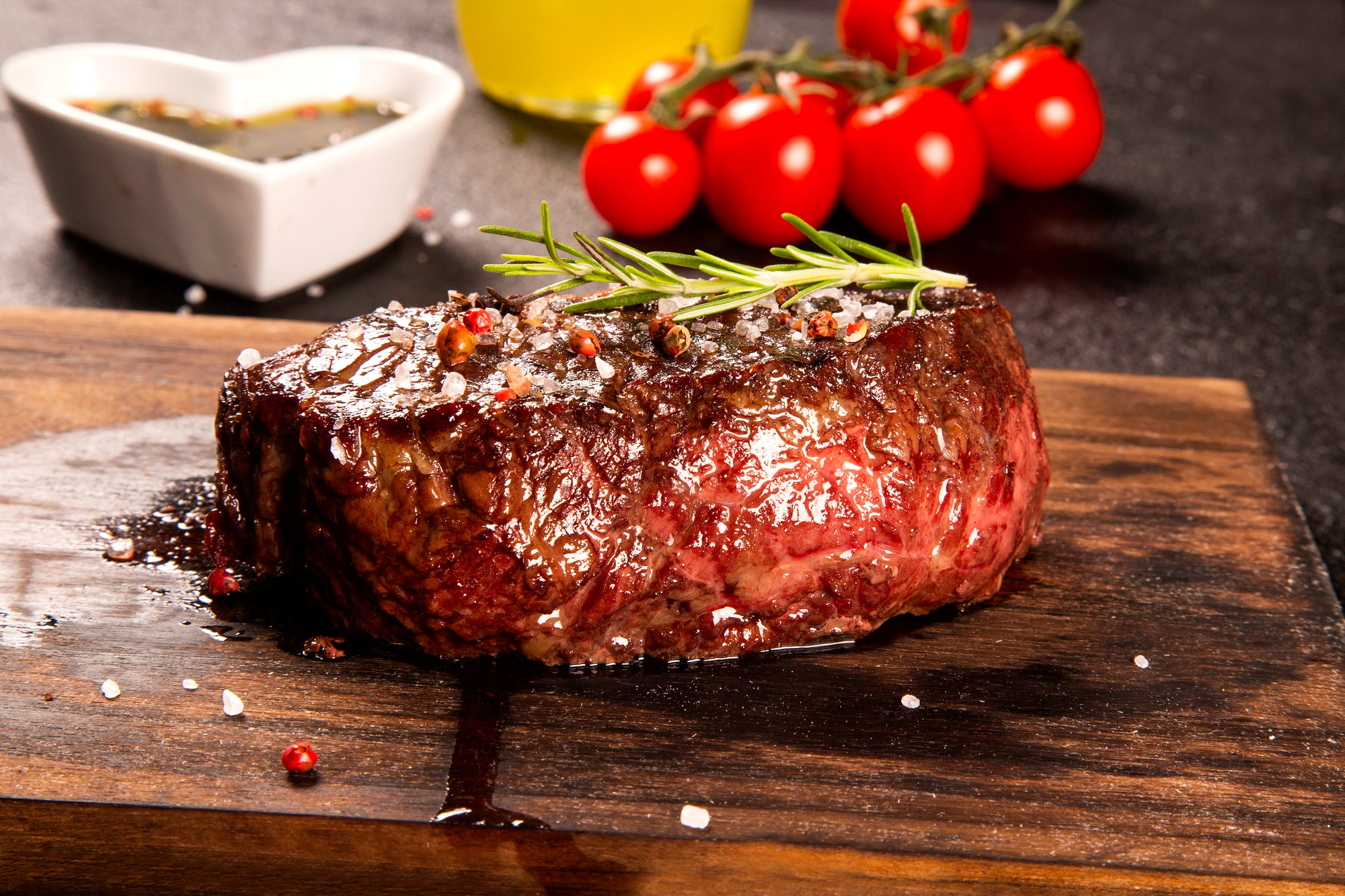 Cortes de carne bovina premium sobre uma grelha argentina com brasas incandescentes ao fundo