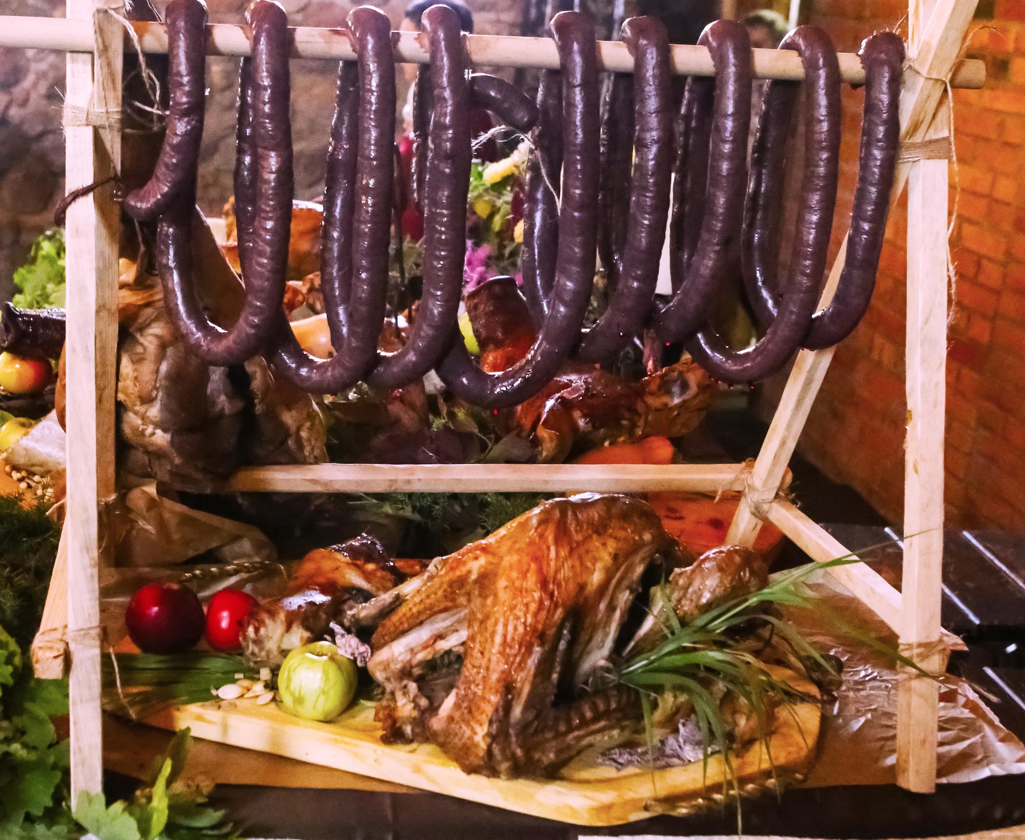 salsichas penduradas em uma prateleira no mercado estilo escuro do país comida tradicional salsichas fumadas carne pendurada conceito de Ação de Graças