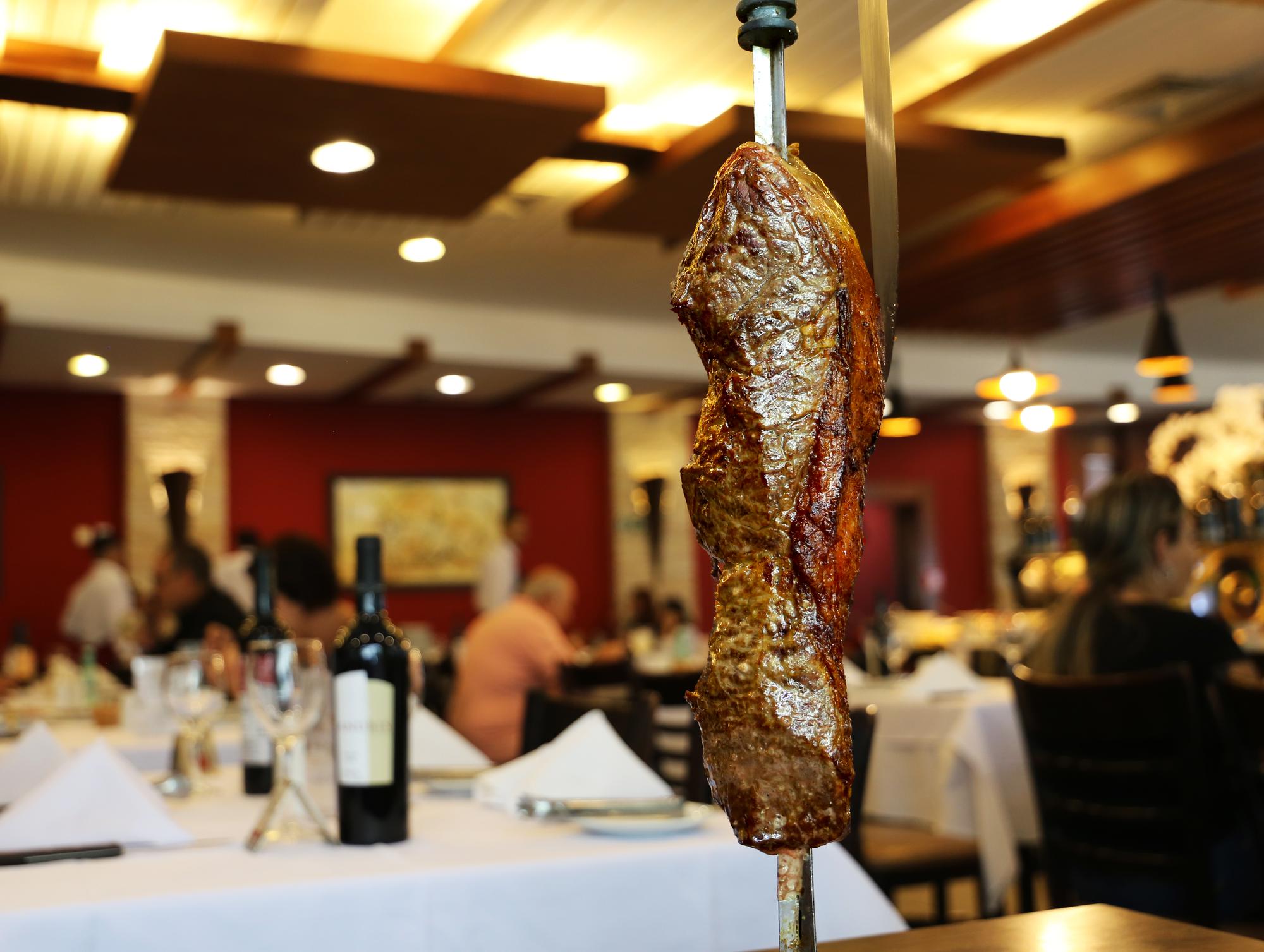 Alcatra Carne tradicional no churrasco brasileiro Servindo em restaurante tradicional no Brasil