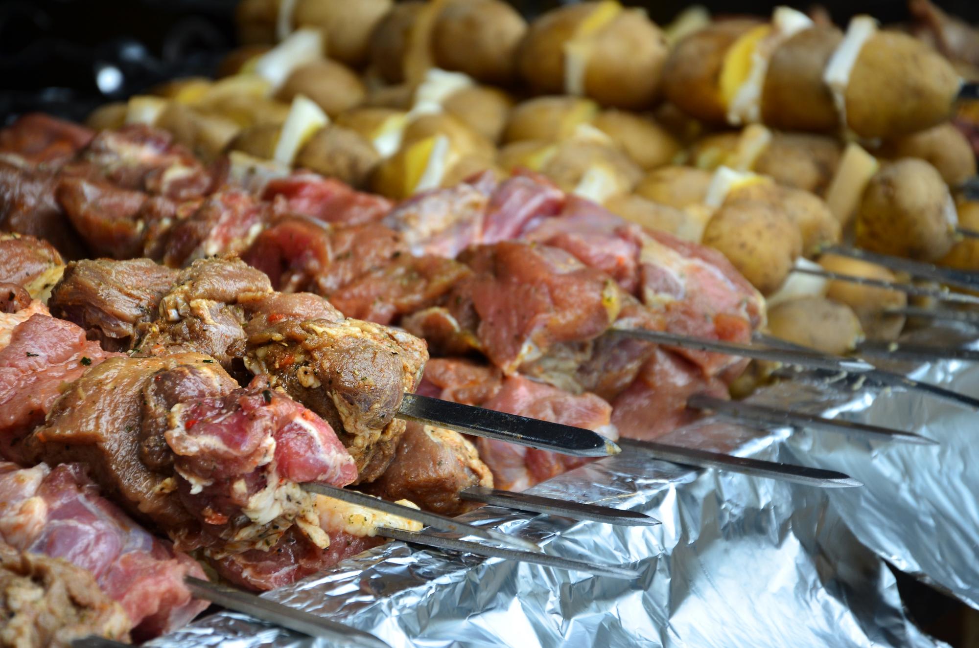 Vista de alto ângulo da carne na grelha de churrasco