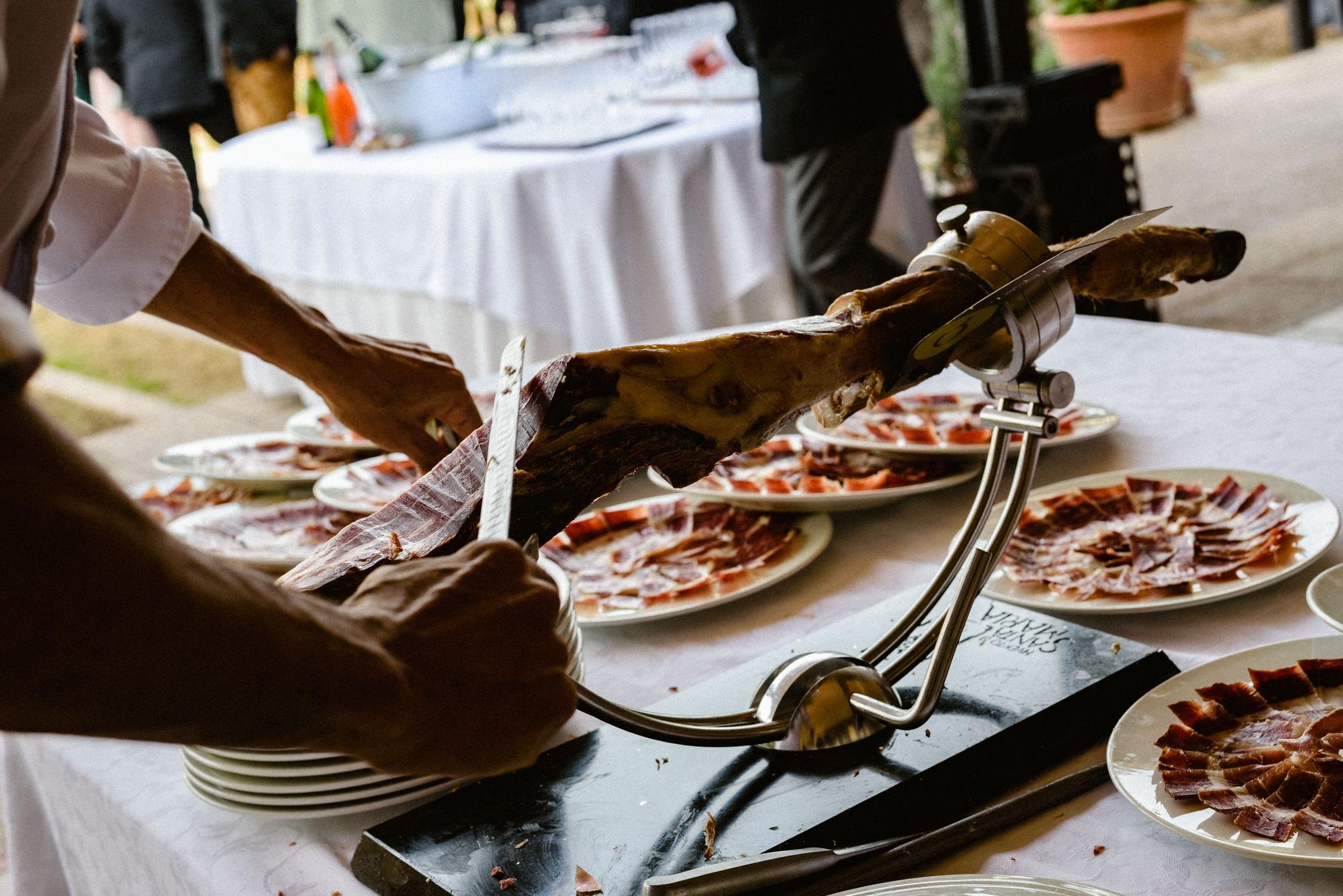 Seção média de pessoa preparando comida na mesa