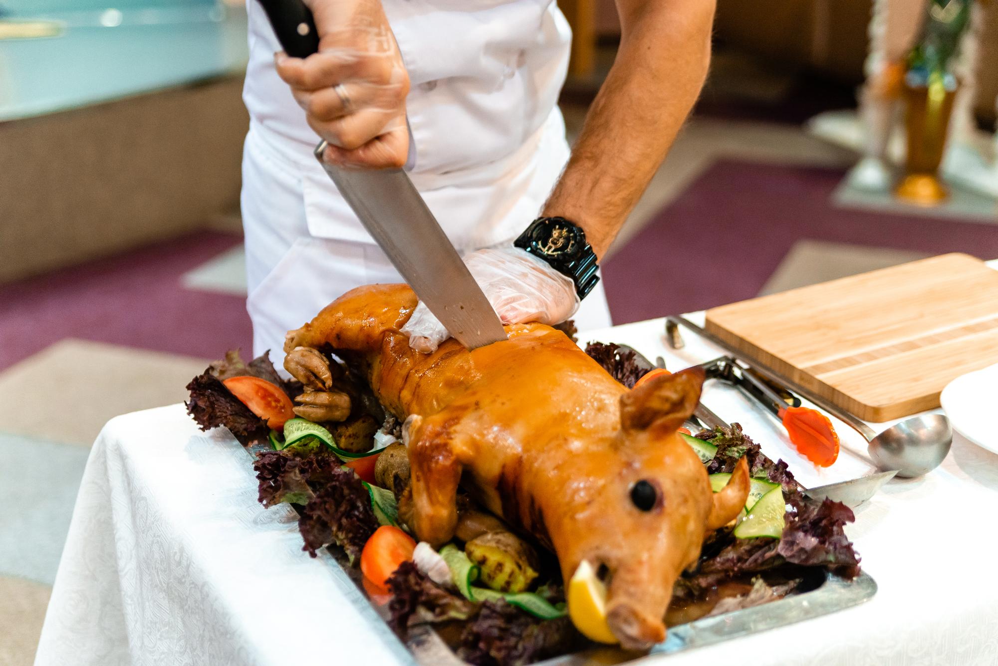 Pernil de porco assado com chucrute e cerveja em uma mesa de madeira Cozinha alemã Receita de Oktovber para receita de menu de banner festival
