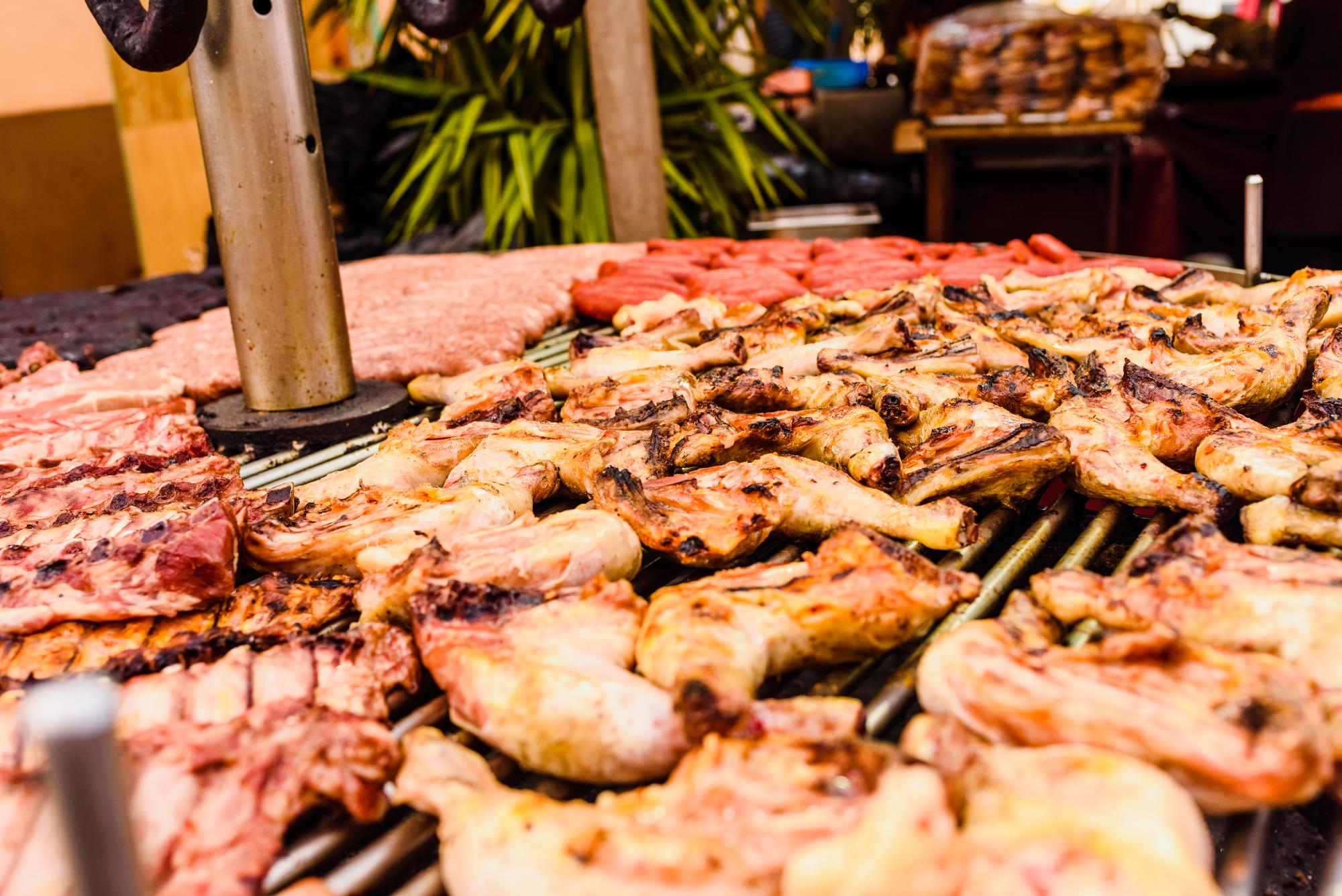 Close-up de carne na grelha de churrasco