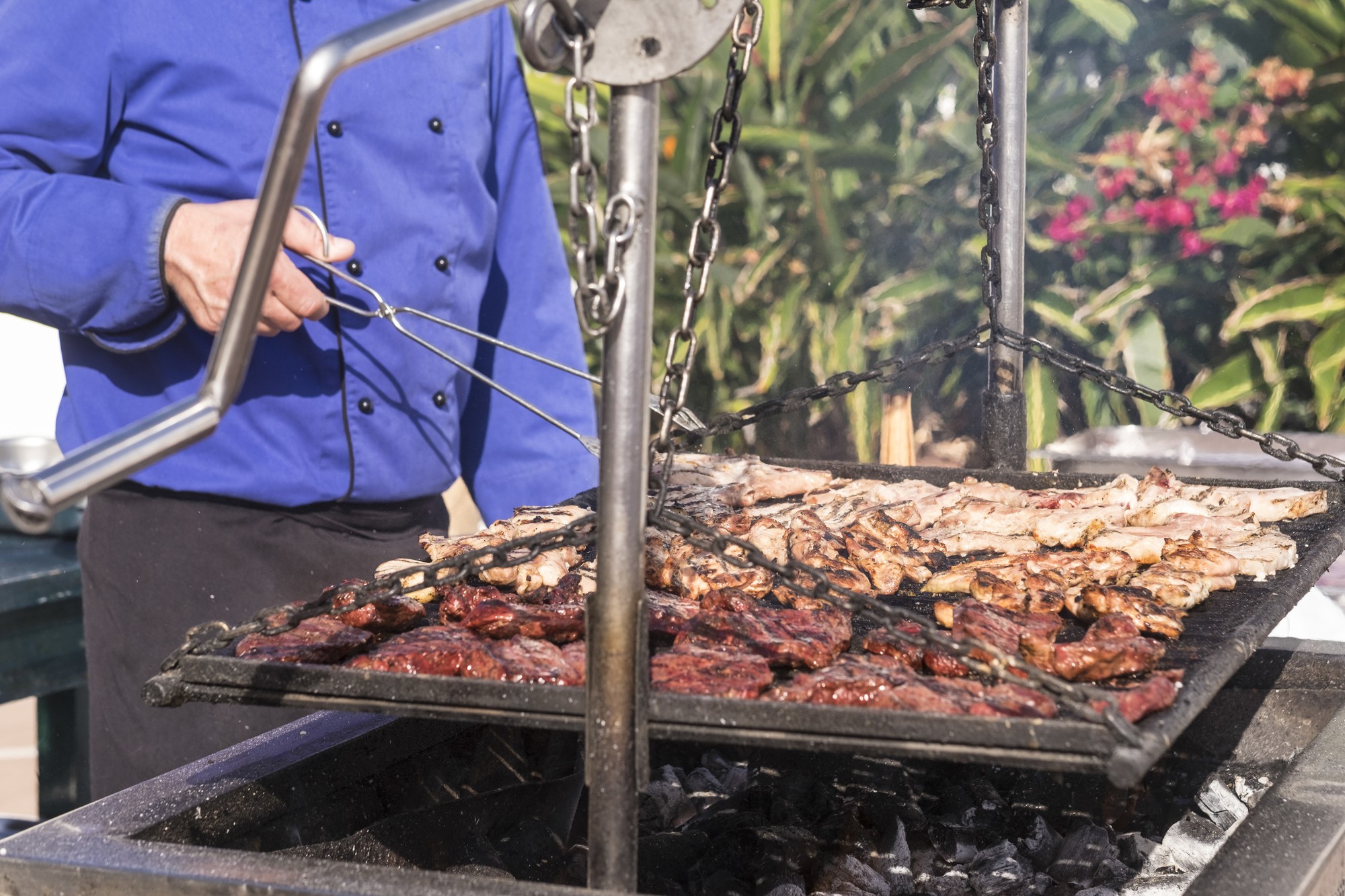 Perto de uma grande churrasqueira ao ar livre para o conceito de negócio de restaurante ou catering