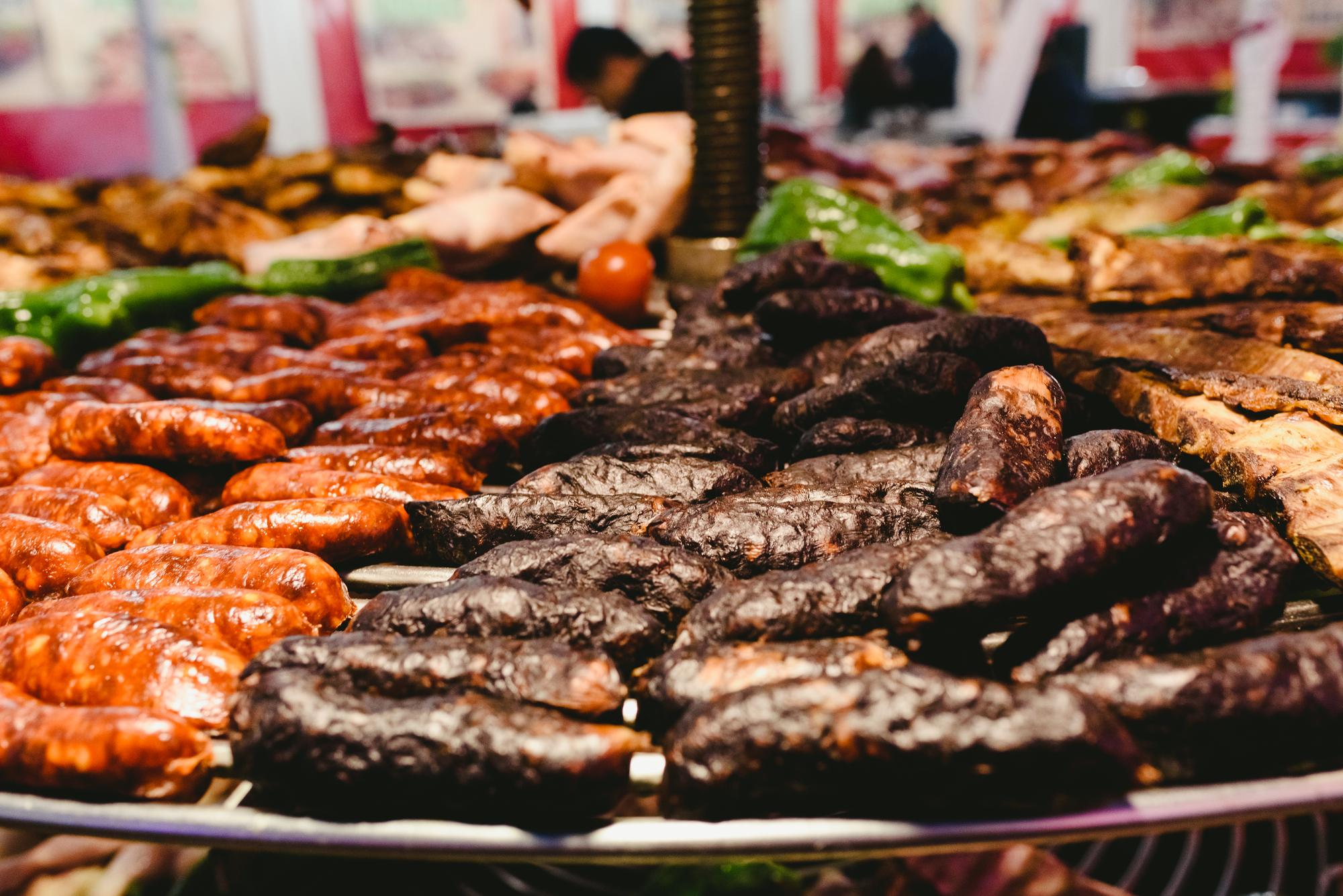 Close-up de comida na grelha de churrasco