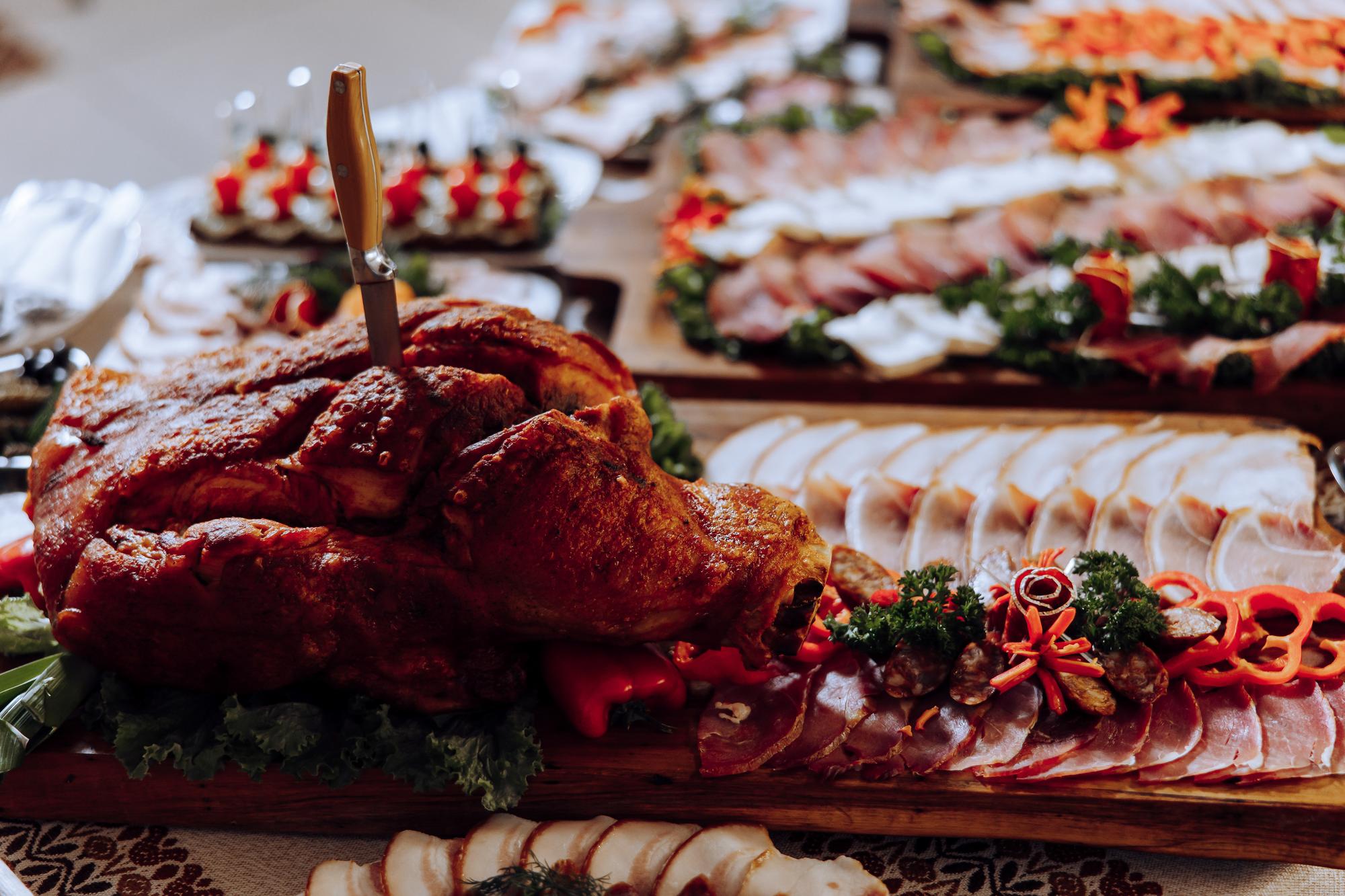 Mesa de cossaco Salão de banquete Comidas de carne para os convidados Cortes caseiros Filé de porco Cortes de carne deliciosas Prato de carne Composições deliciosas de hortelã fumada Queijo cottage
