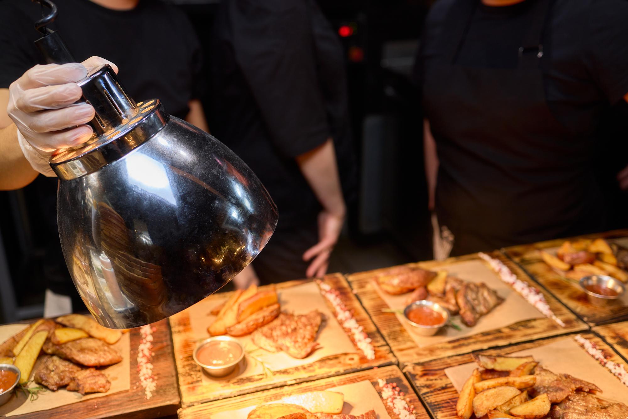 Exibição de deliciosa comida gourmet apresentada lindamente sob luzes brilhantes e deslumbrantes