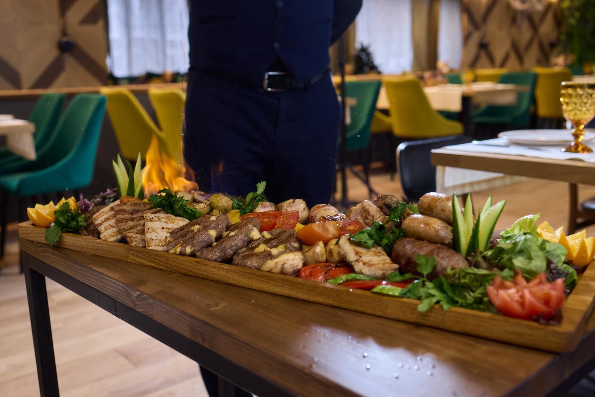 Um exquisito prato gourmet com uma variedade de carnes suculentas ao lado de legumes frescos