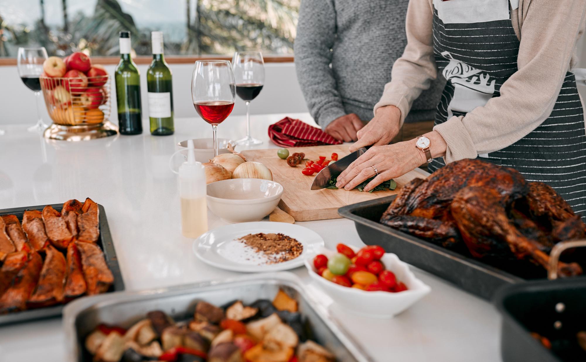 Casal de mãos e preparar legumes para cozinhar em casa cortar comida e refeição para Ação de Graças Pessoas se unindo e se preparando para a temporada festiva ou nutrição tradicional de férias e cozinha