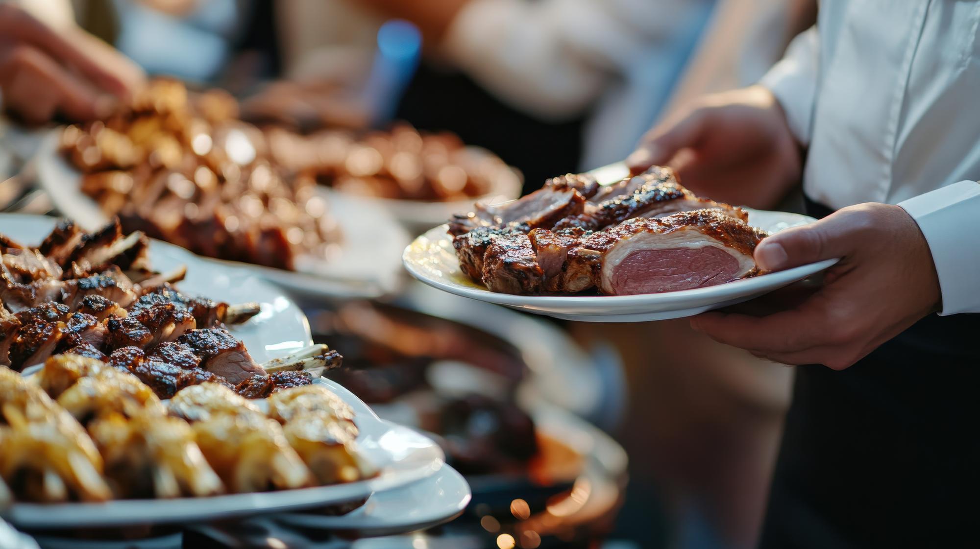 Garçom servindo pratos de carne em um evento festivo para promoção de catering e jantar