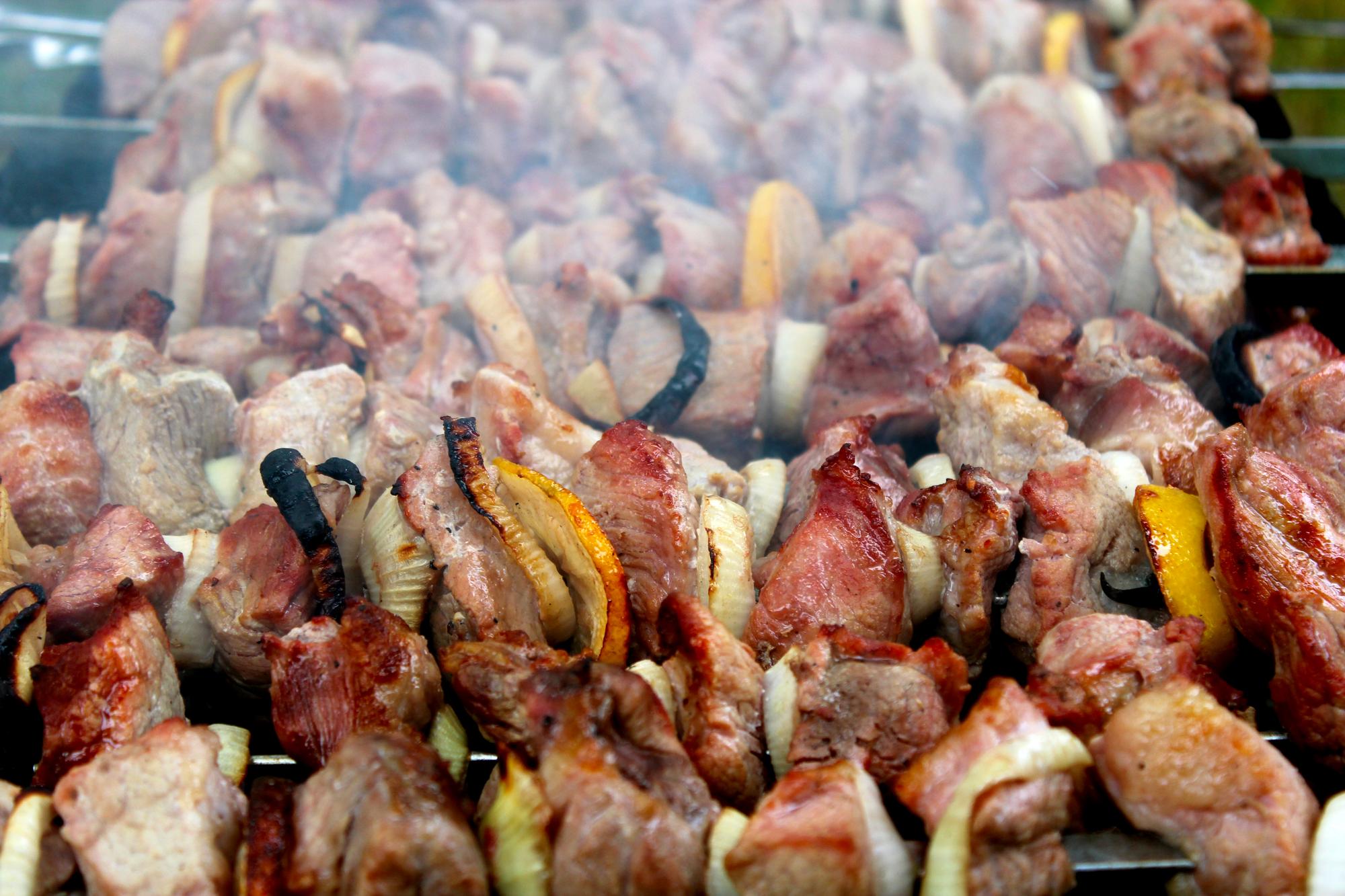 Churrasco apetitoso com grandes pedaços de carne no fogo
