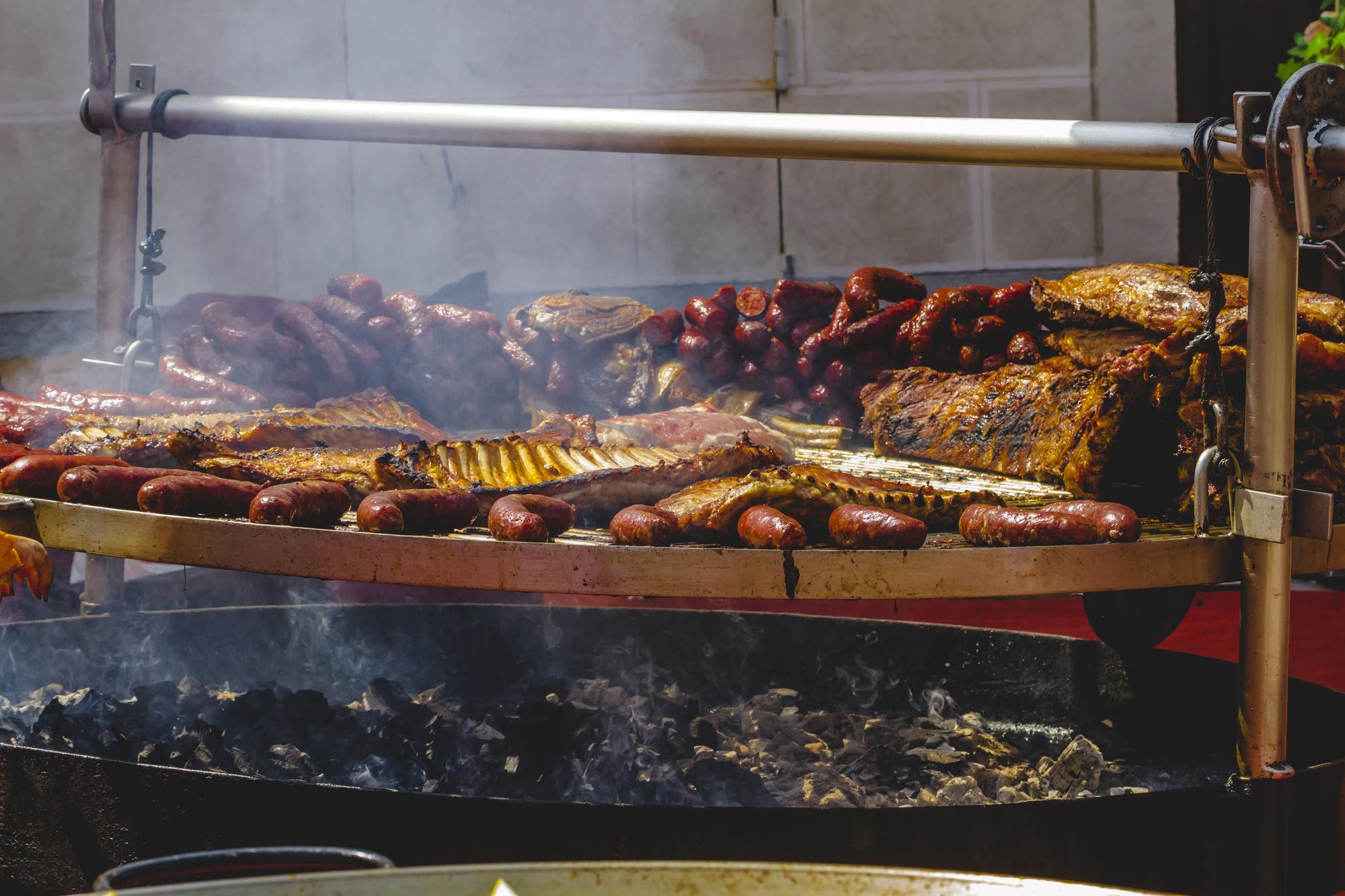 churrasco com salsichas e salsichas de porco