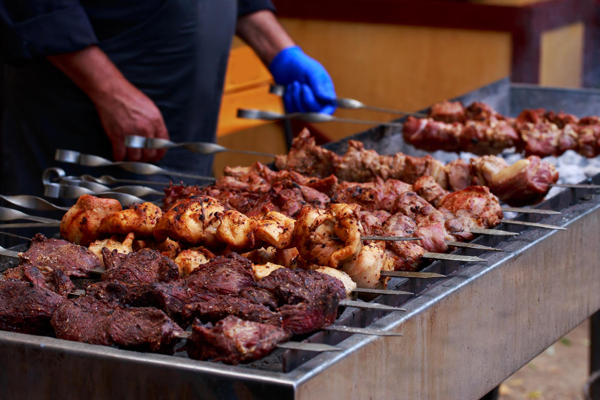 Kebab de carne em espetos